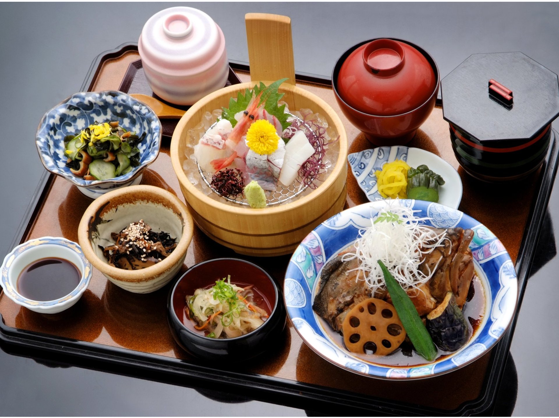 煮付けと刺身を贅沢に味わう