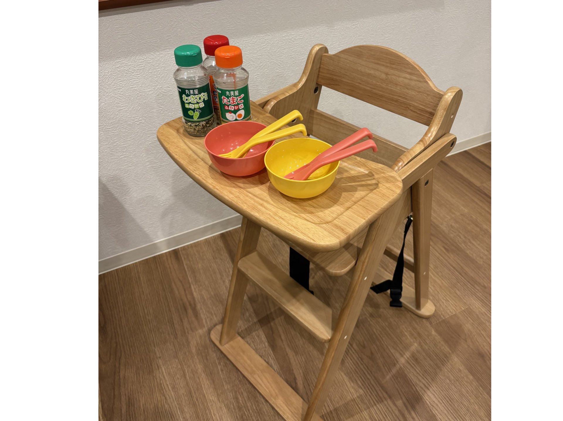 子ども用の椅子・食器・ふりかけなどあり
