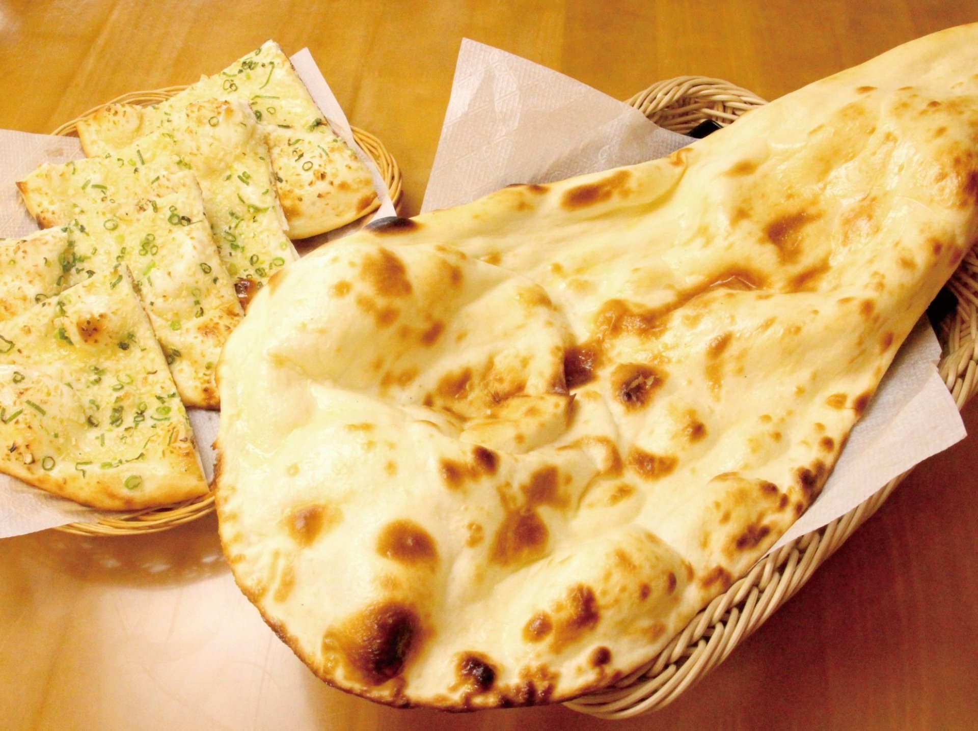 インド伝統のタンドゥール(土製の窯)で焼き上げたもっちもちのナン