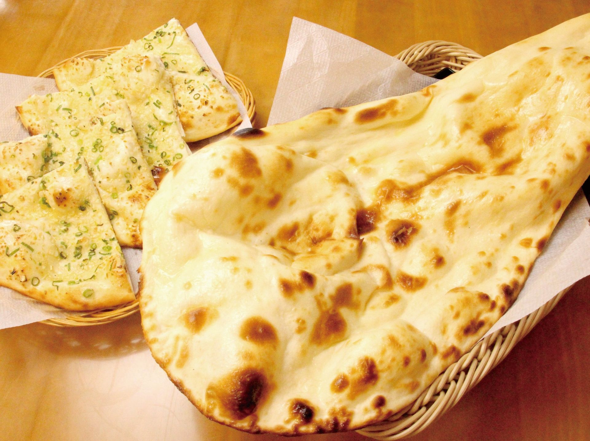 インド伝統のタンドゥール(土製の窯)で焼き上げたもっちもちのナン