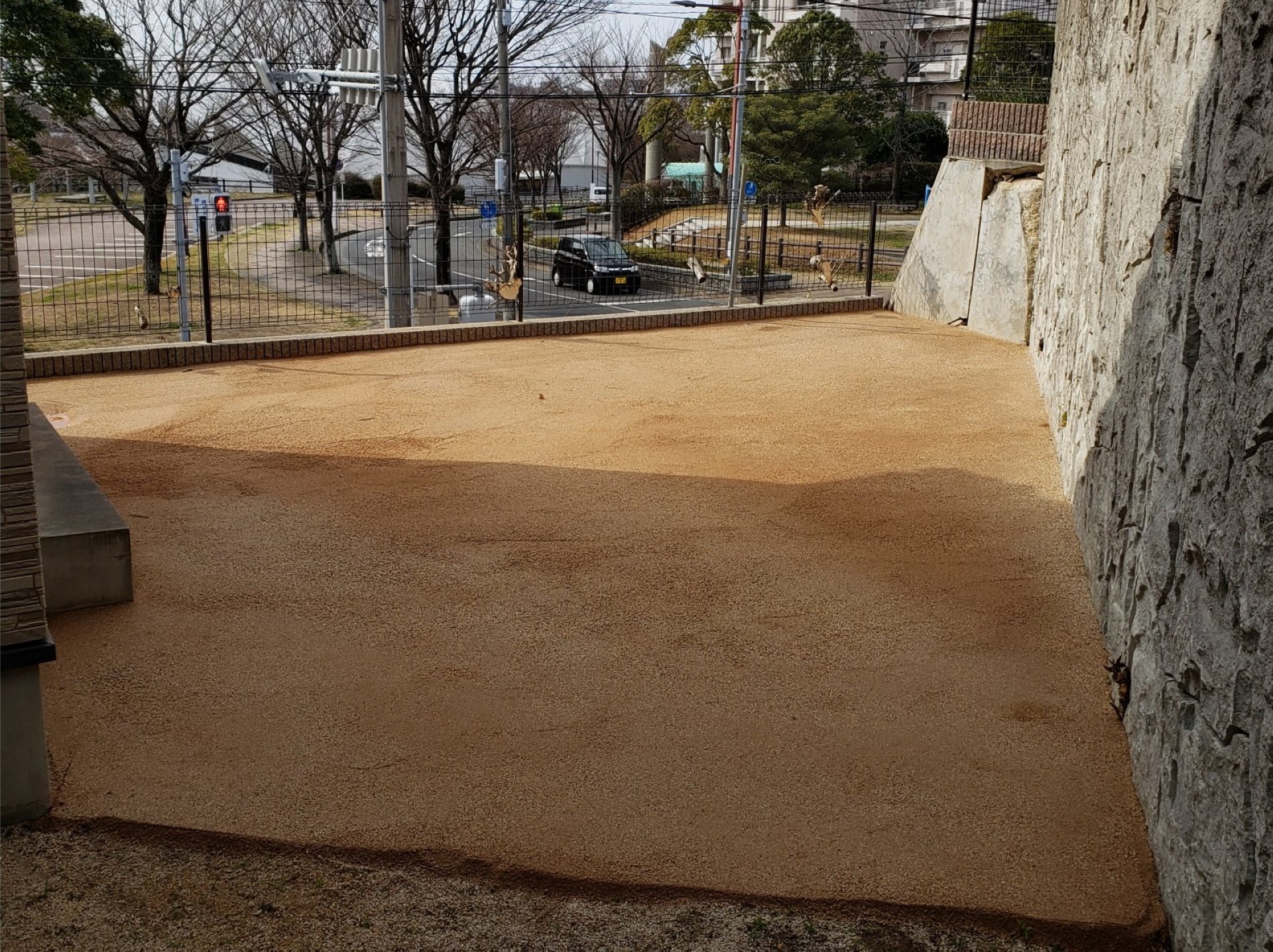 雑草対策！固まる土