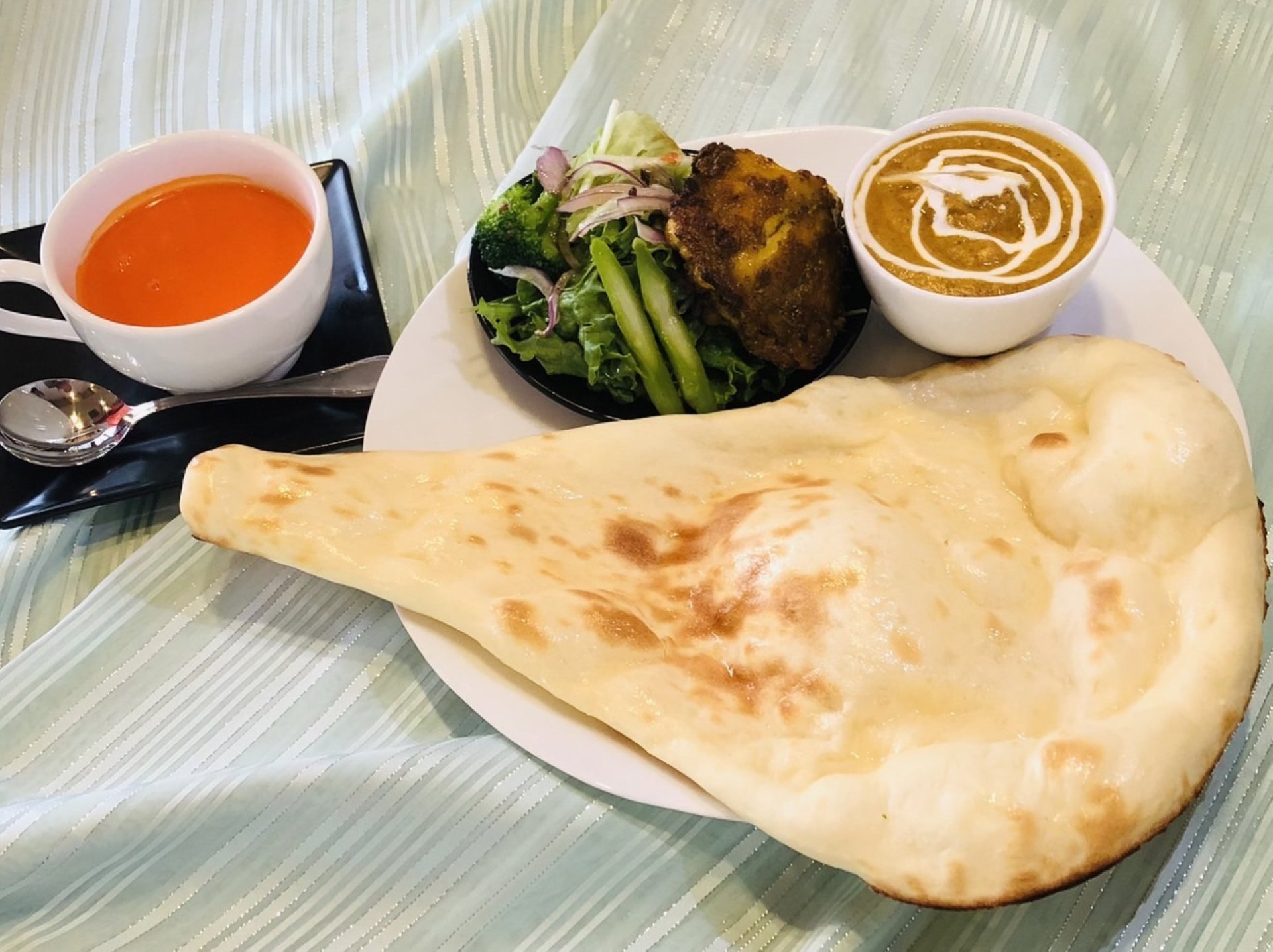 ふわもちナン＆本格カレーが大人気‼