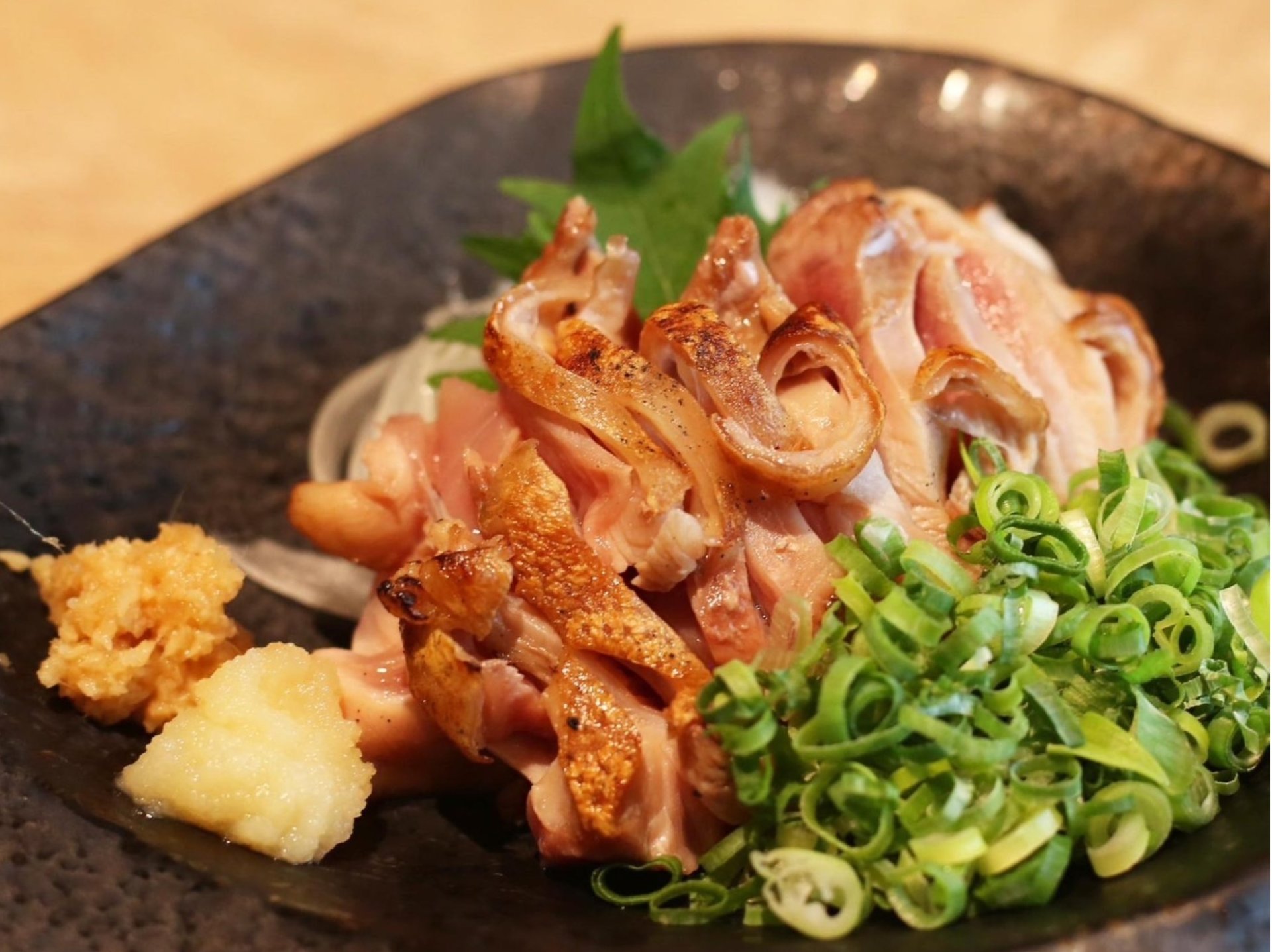 【鶏のたたき】薬味たっぷり！旨いの声多数