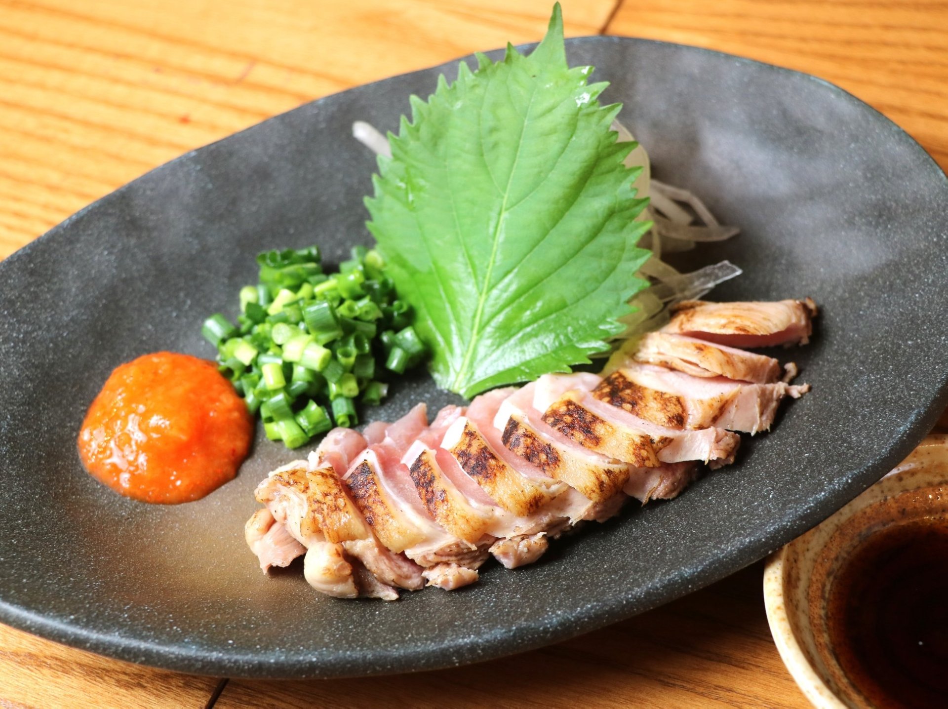 旨み溢れる。鶏モモタタキ