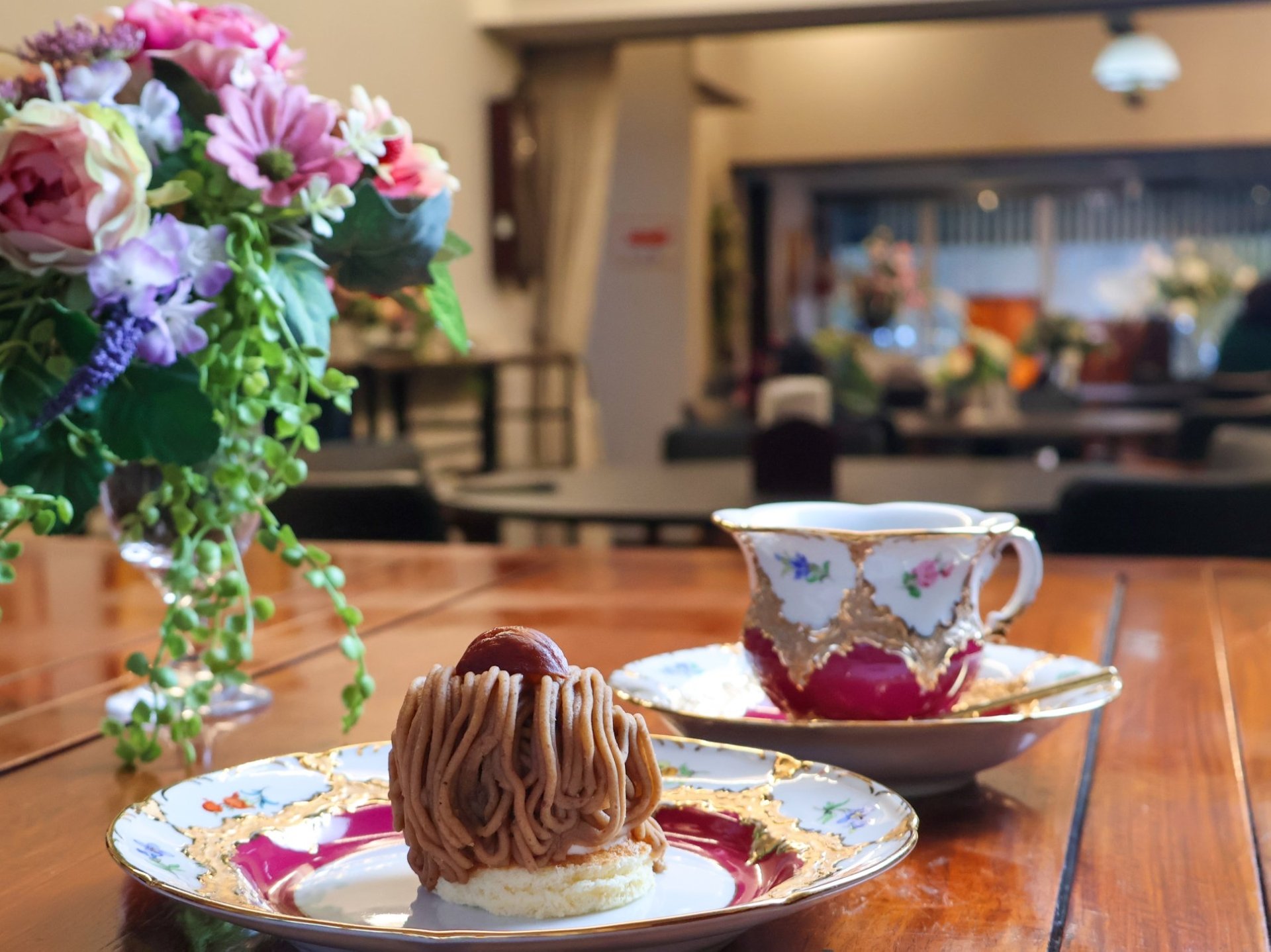 ホットコーヒー500円、本日のケーキ500円