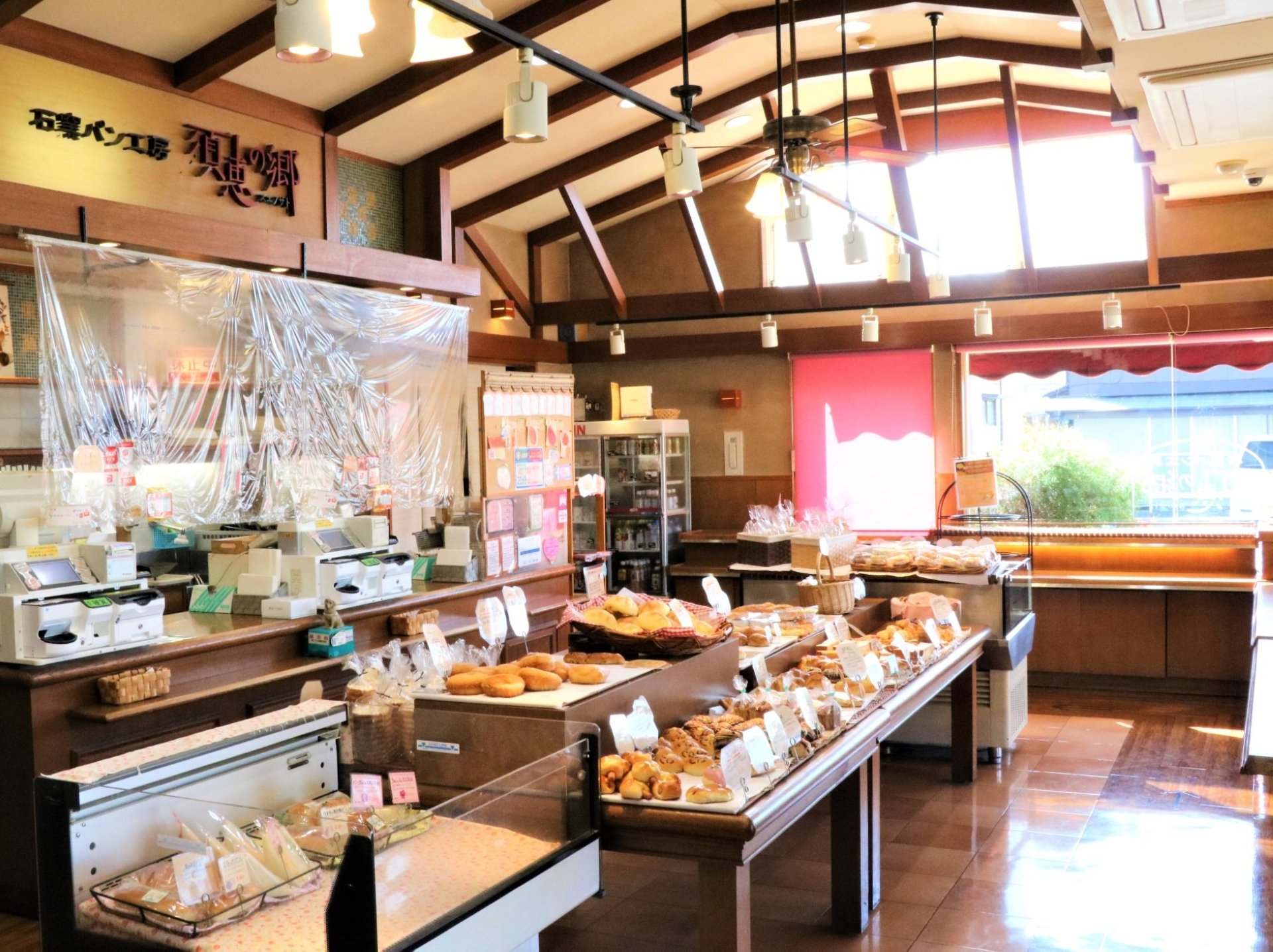 自然光の入る明るい広々店内！