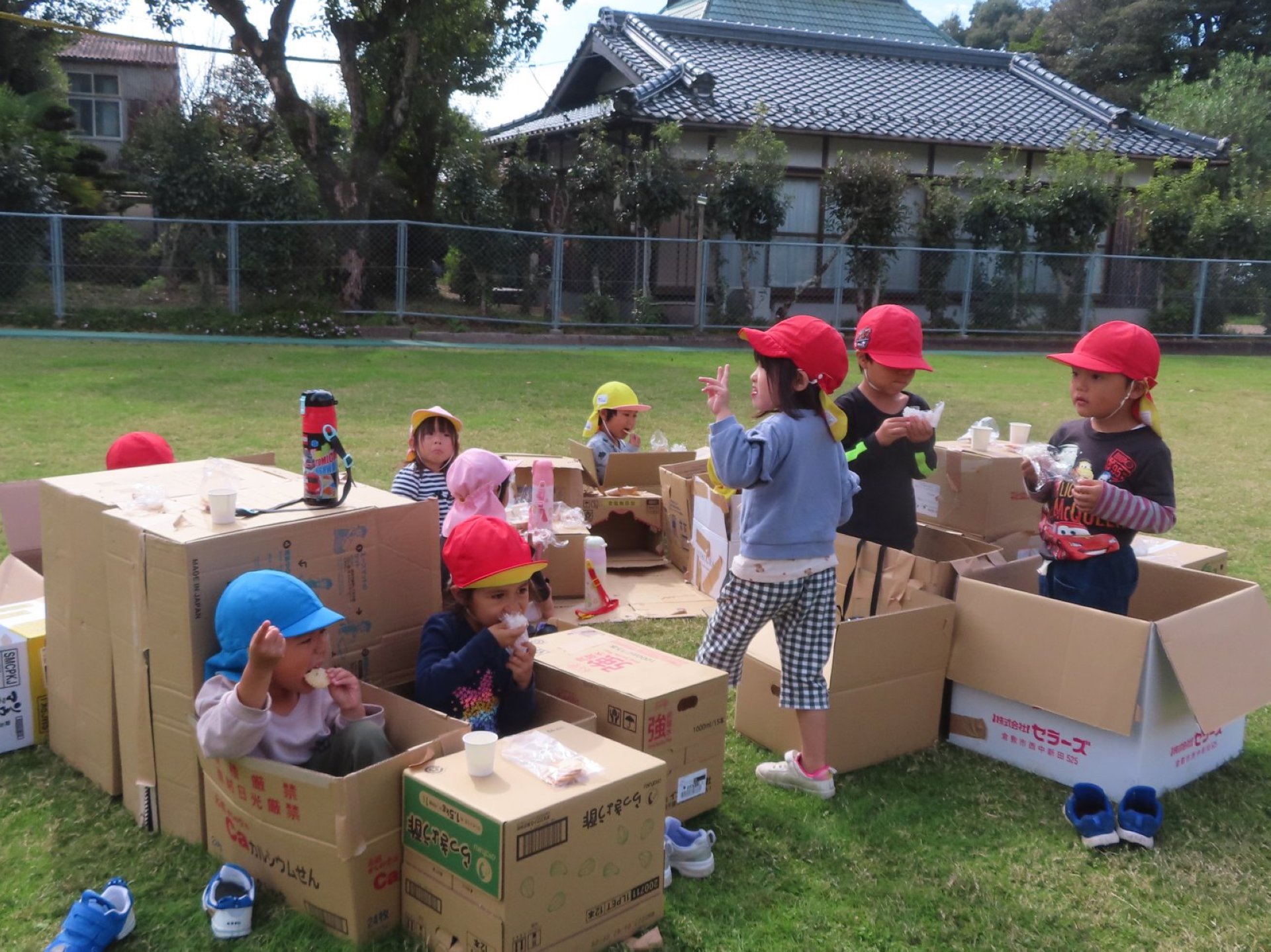 みんなで作ると楽しい！段ボールのおうち完成！