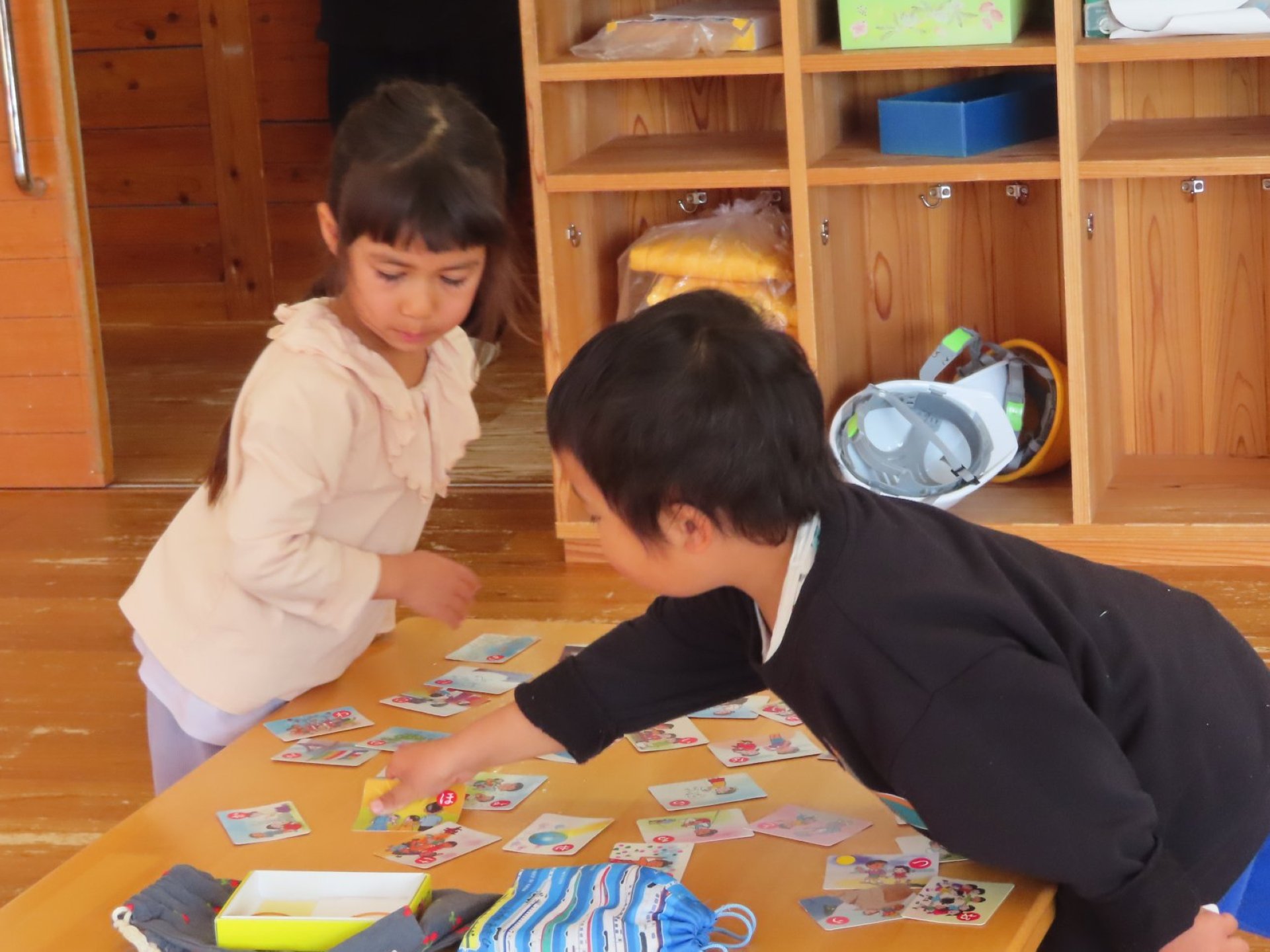 おともだちとかるた遊び♪