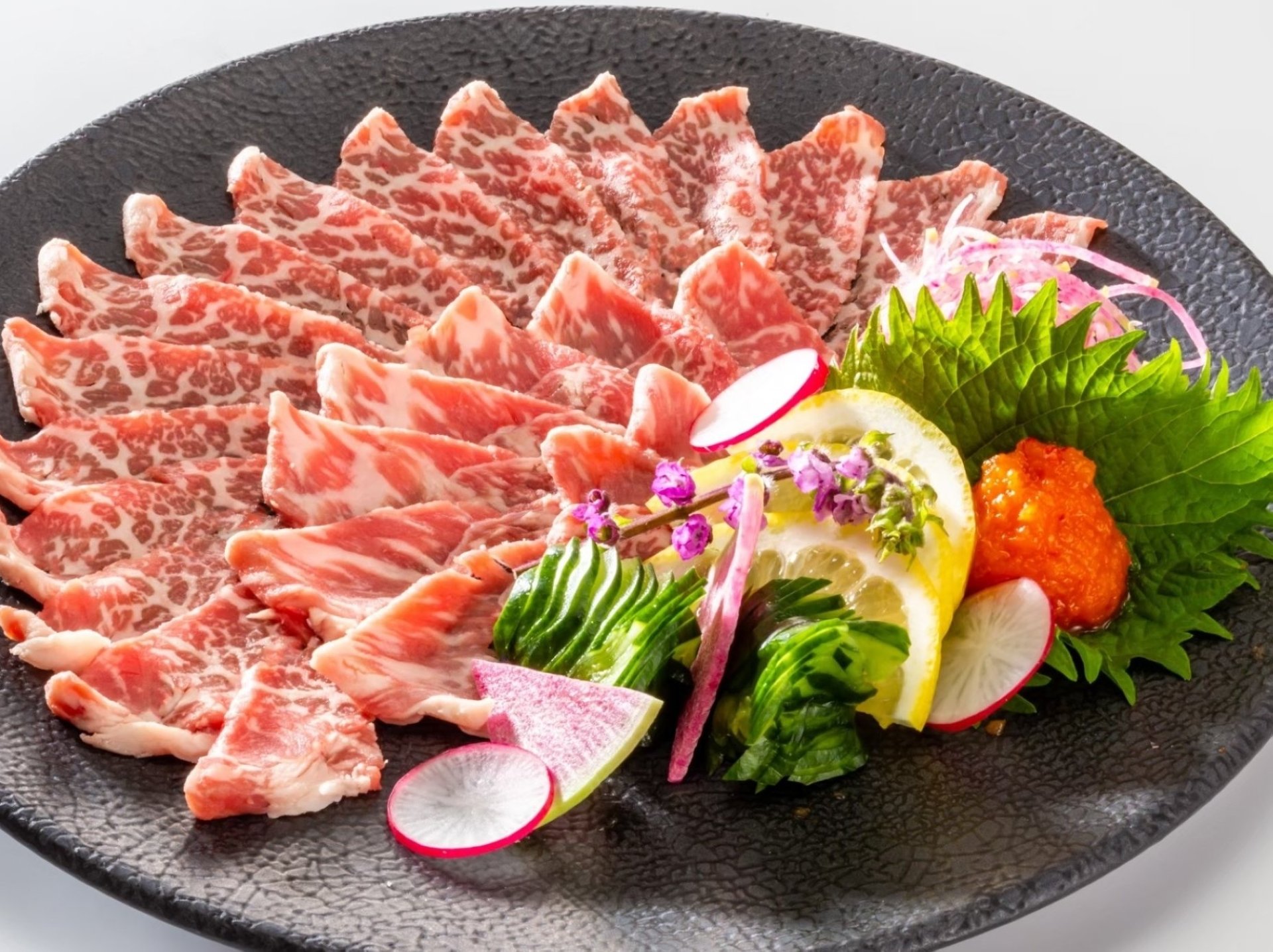 絶品生肉料理(黒毛和牛てっさ)