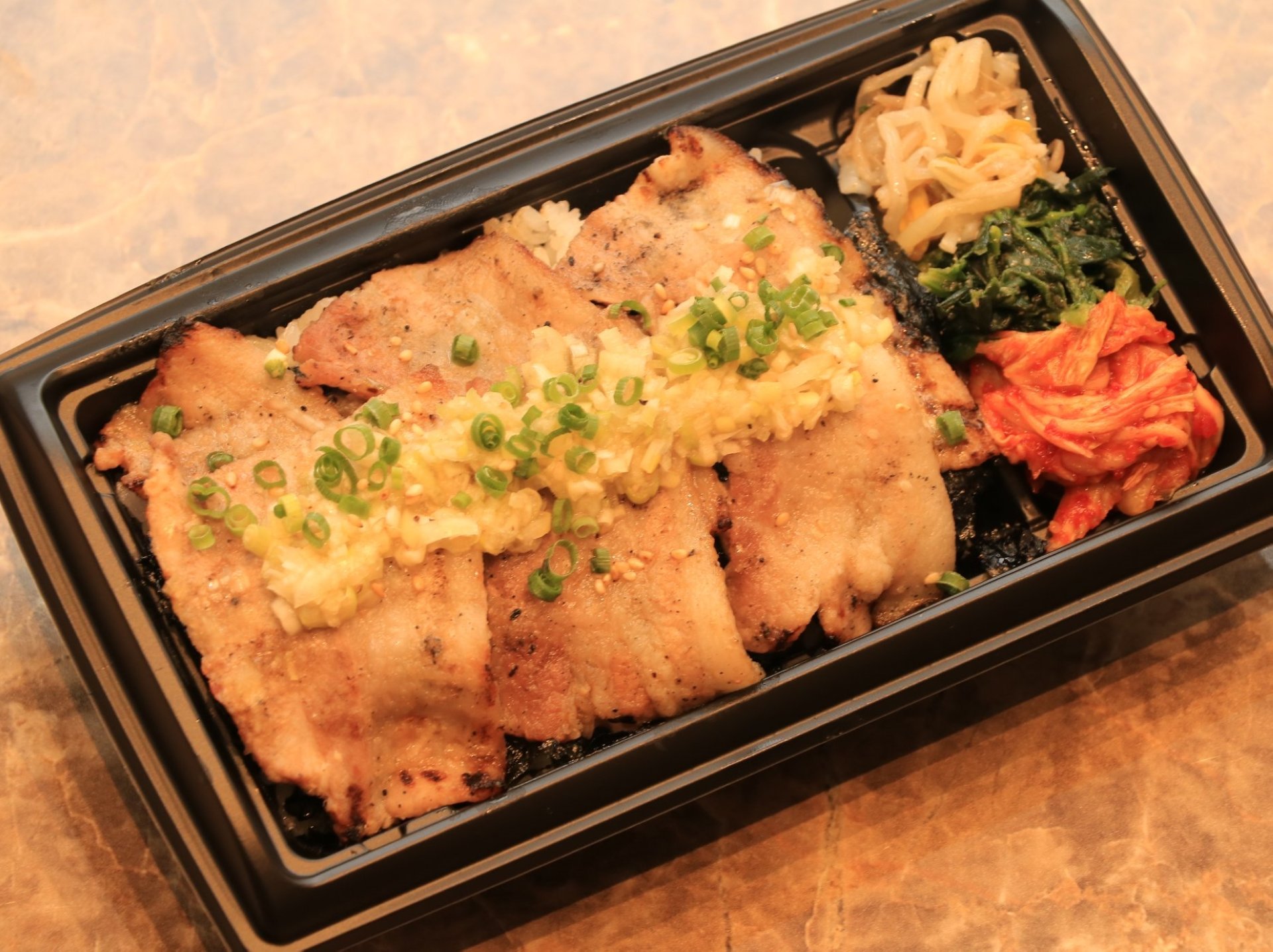 国産豚バラ塩だれ焼肉弁当950円