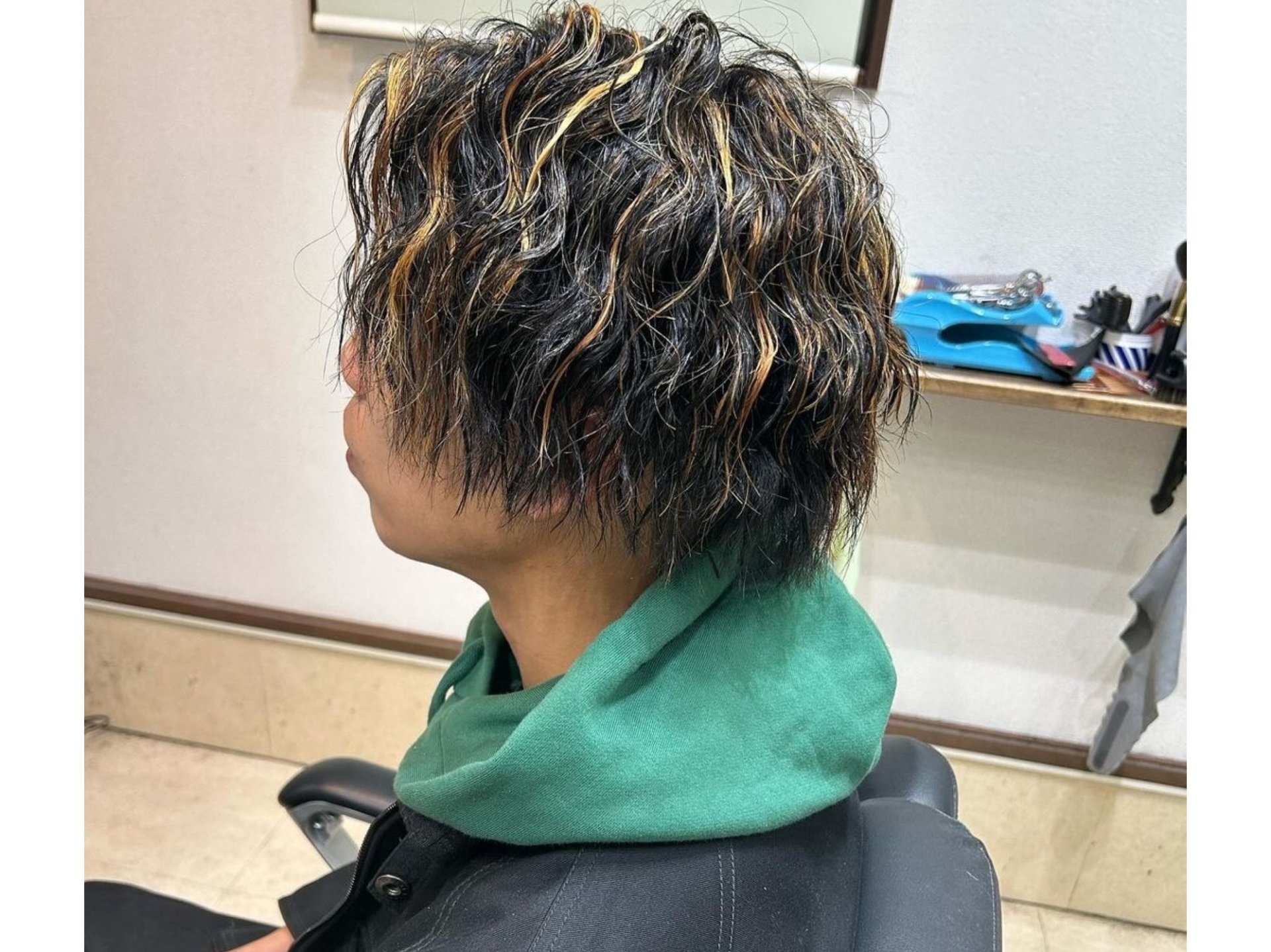 メッシュとパーマで動きあるスタイルに
