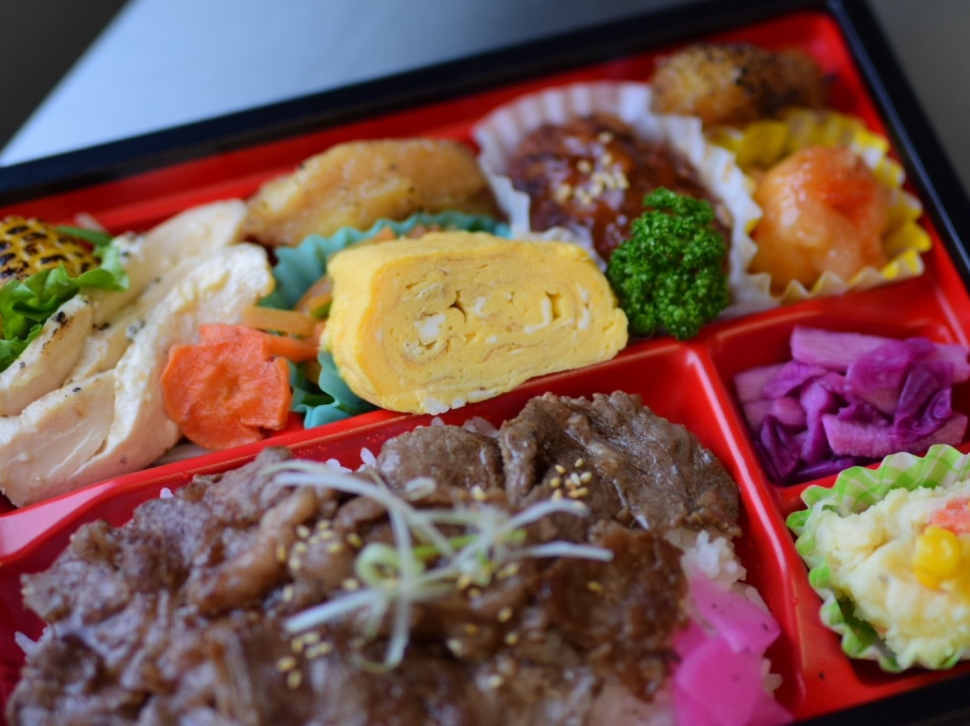 お弁当は税込600円～日替わりでご用意