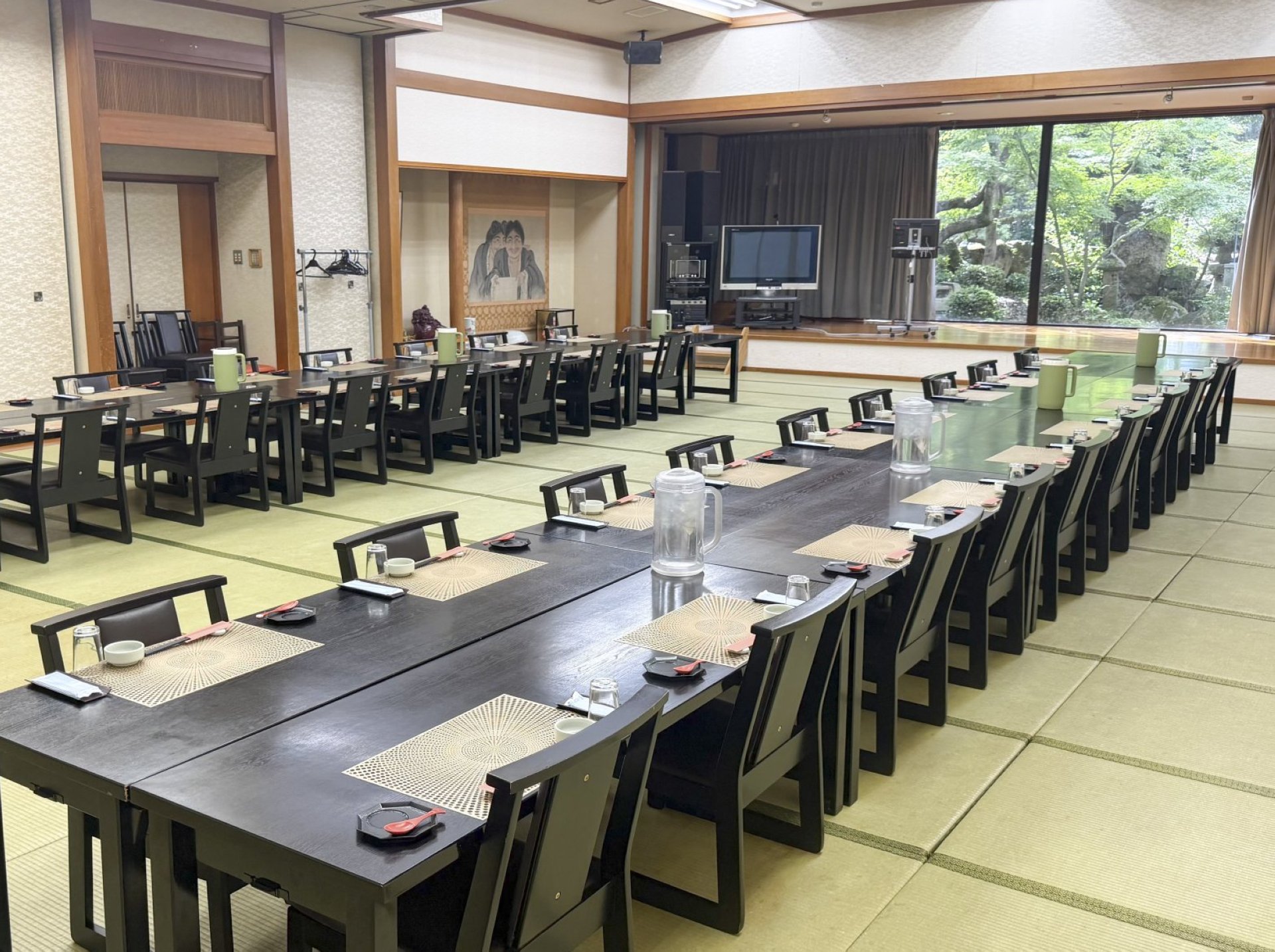 ステージ・カラオケ設備有り(要予約)
