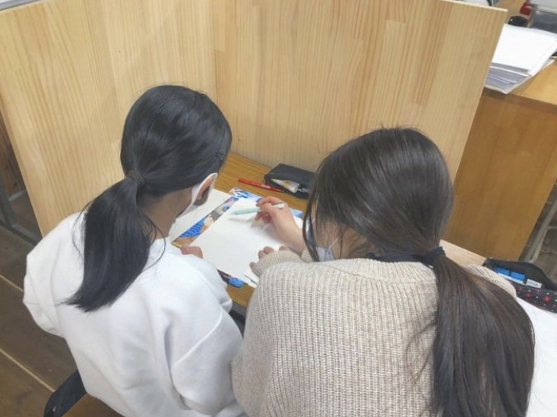 あけぼのでは、学校の提出物の指導も行っています。
