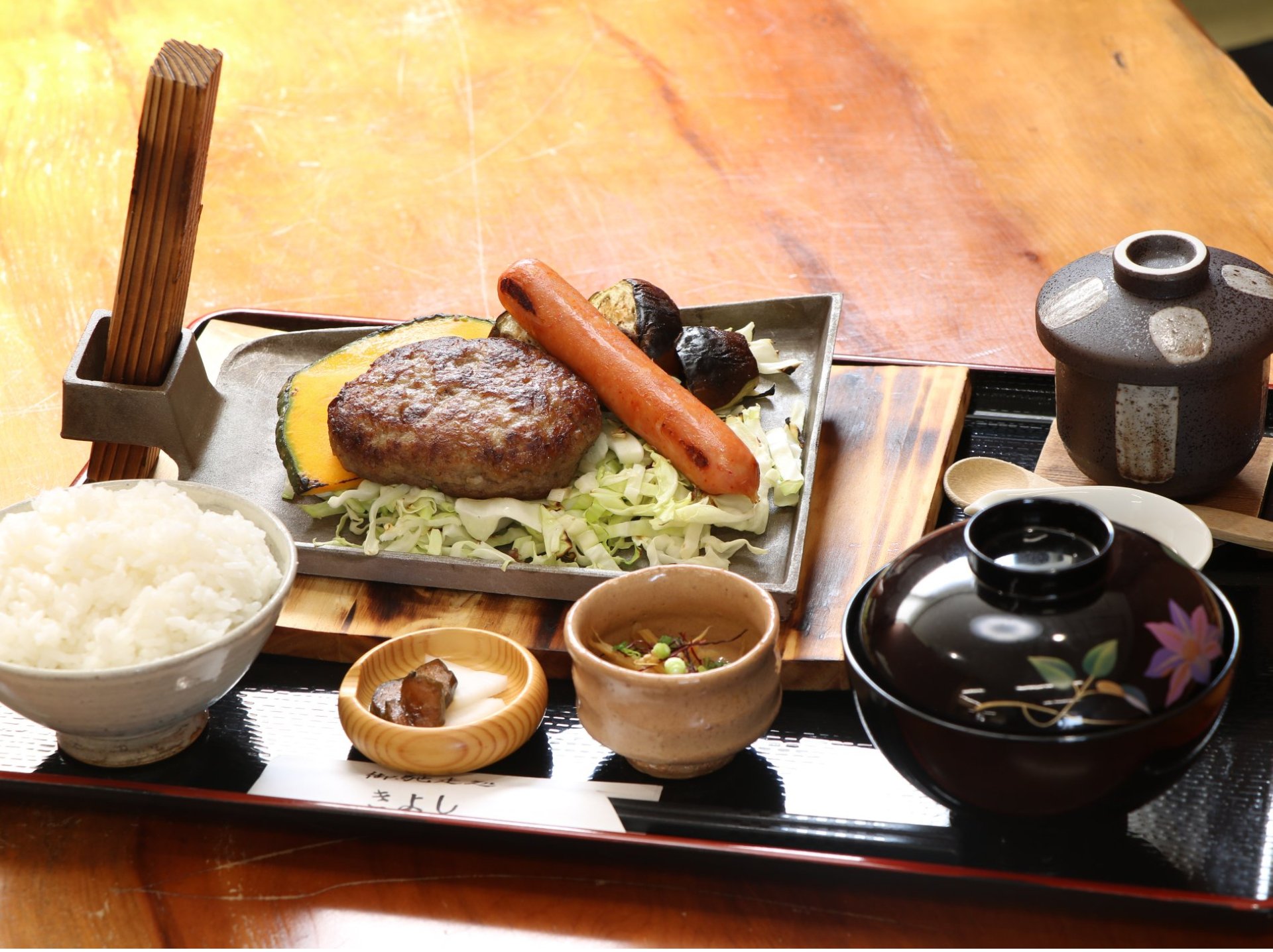 【昼】和牛100％の鍬焼きハンバーグ…阿知須黒牛使用