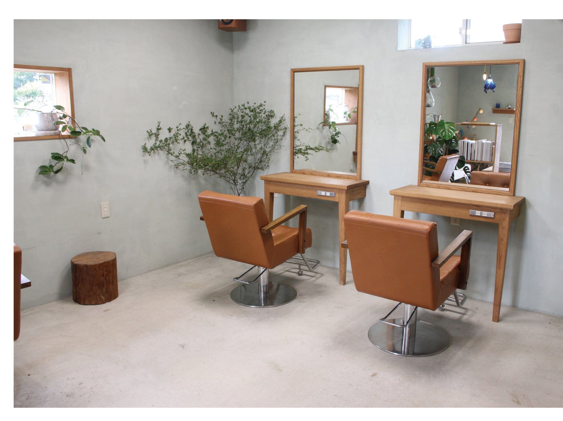 オーナー自ら買い付けた雑貨や季節の植物に囲まれて、ほっこりSalonタイムを…