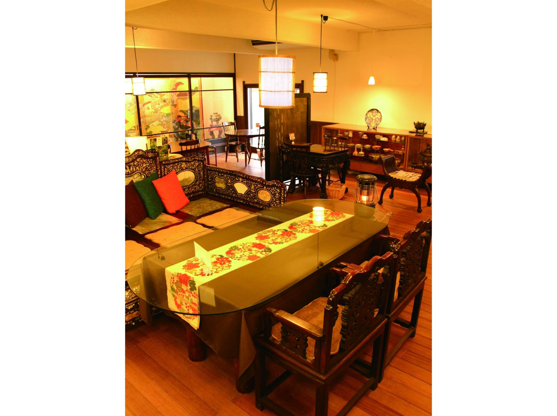 元々、古美術館として作られた店内をカフェにリニューアルして作られた。