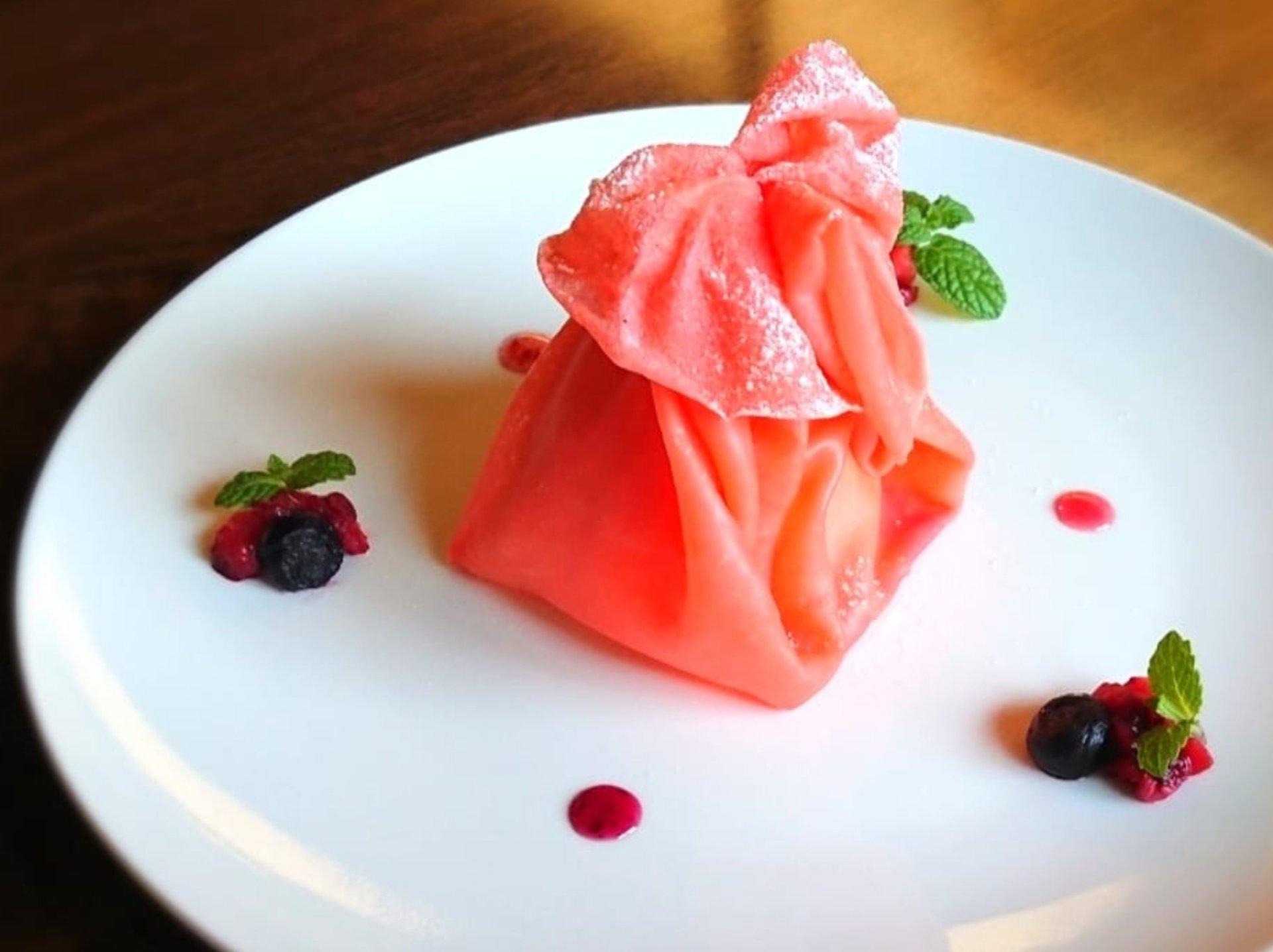 オモニエール(巾着のかたち)…ラズベリー×バニラ 750円(税込825円)