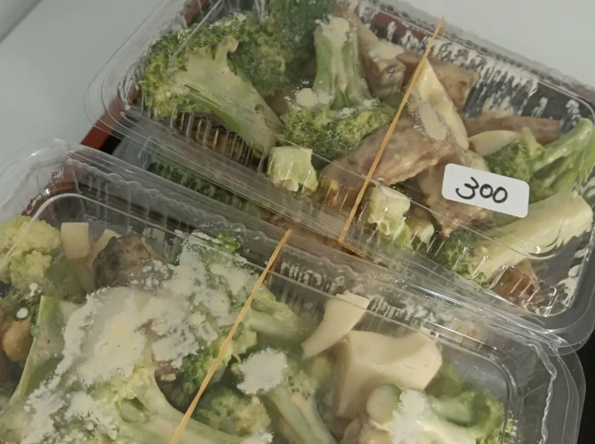 副菜1カップ200円～販売中！