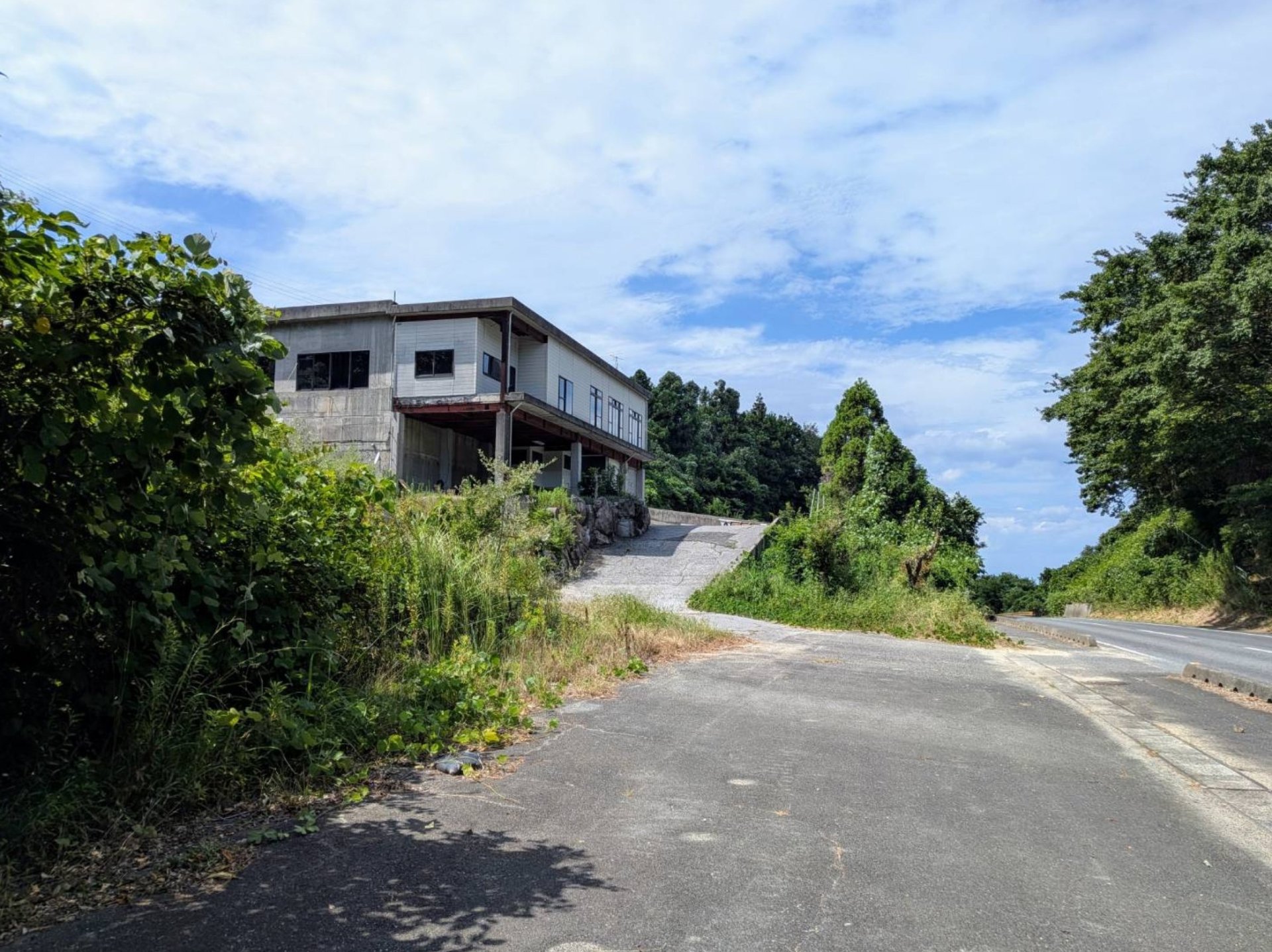 道路から見るとこの坂を上った先になります。