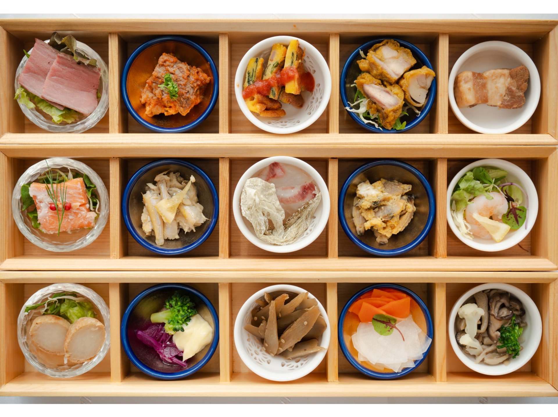 15種の小鉢と炊き込みご飯