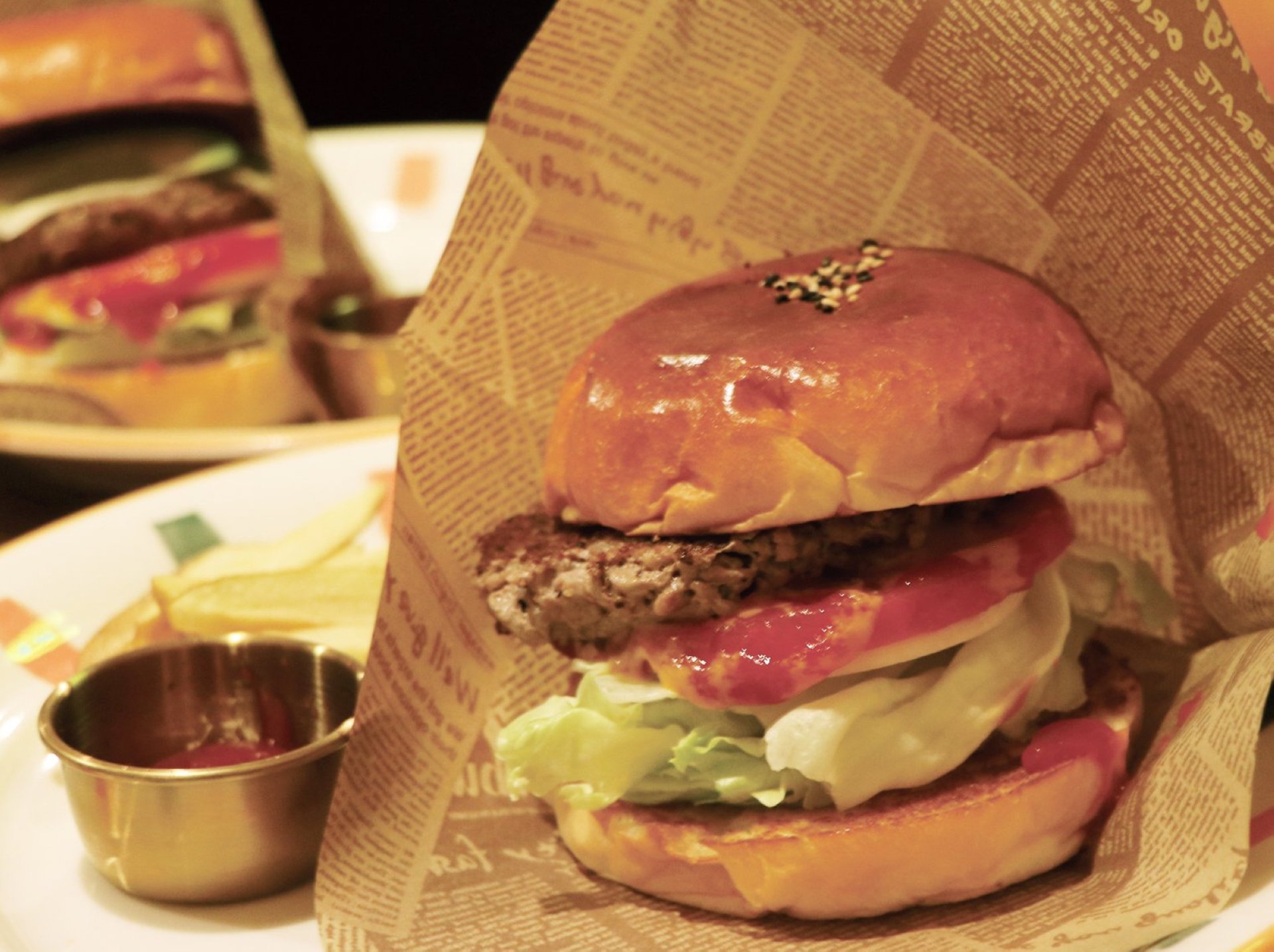 手前ハンバーガー、後アボカドチーズバーガー
