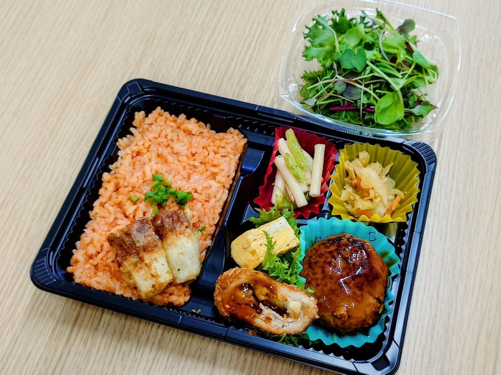 日替わり弁当450円、サラダ小120円