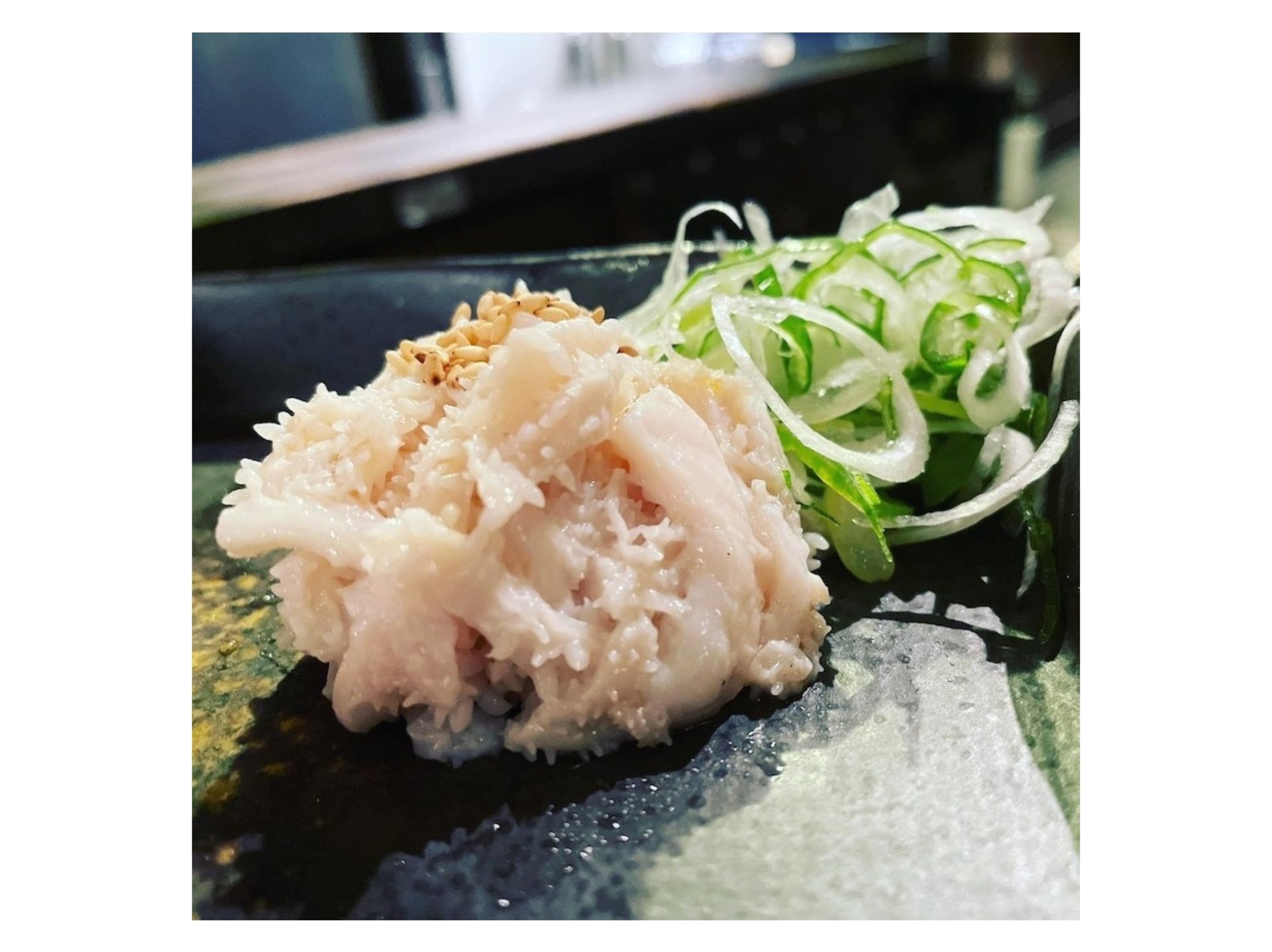 店内入口に大型生簀完備