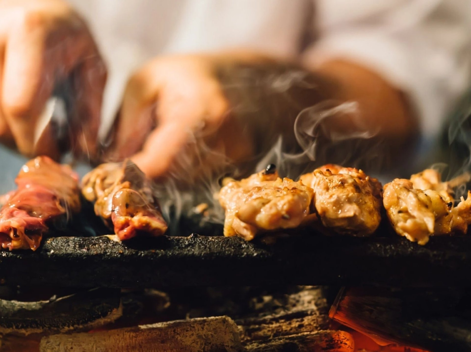 炭火の香りと食材の旨味が凝縮！
