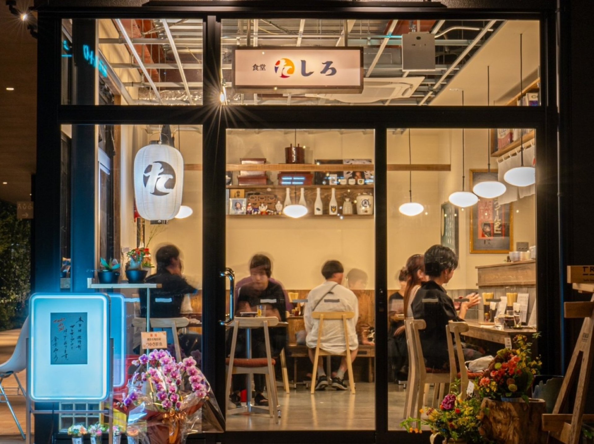 ＊コンパクトながらもゆとりを感じられる店内