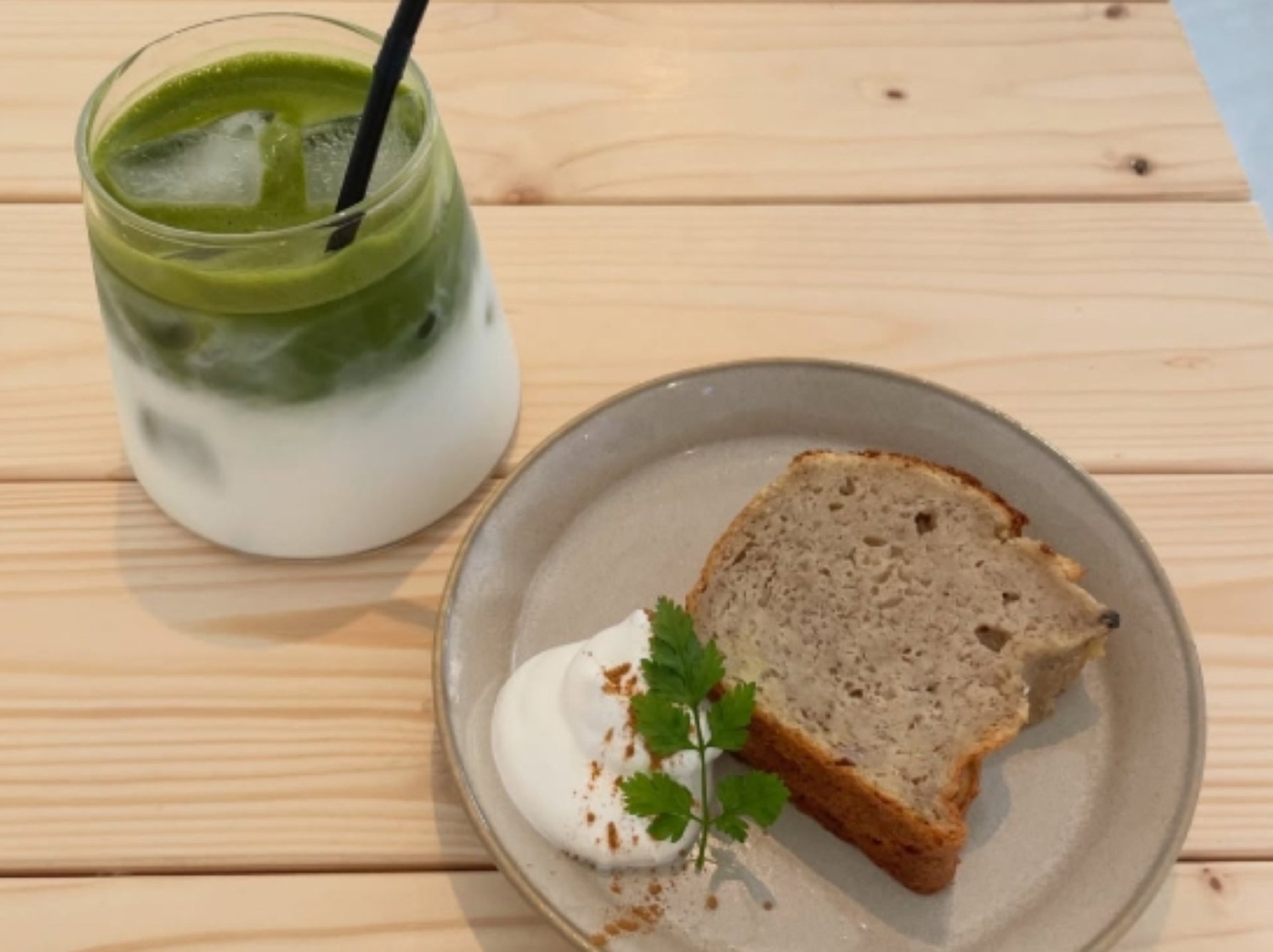 米粉のバナナケーキと宇治抹茶ラテ