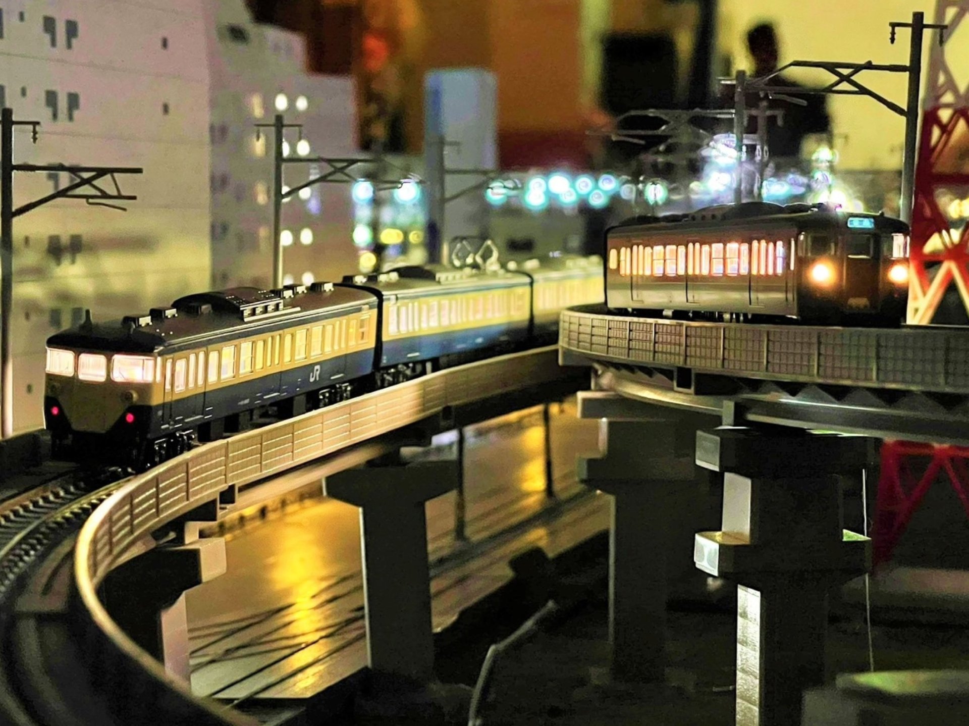 毎日18時から夜景モード★照明を落として列車も街並みもライトアップで幻想風景♪