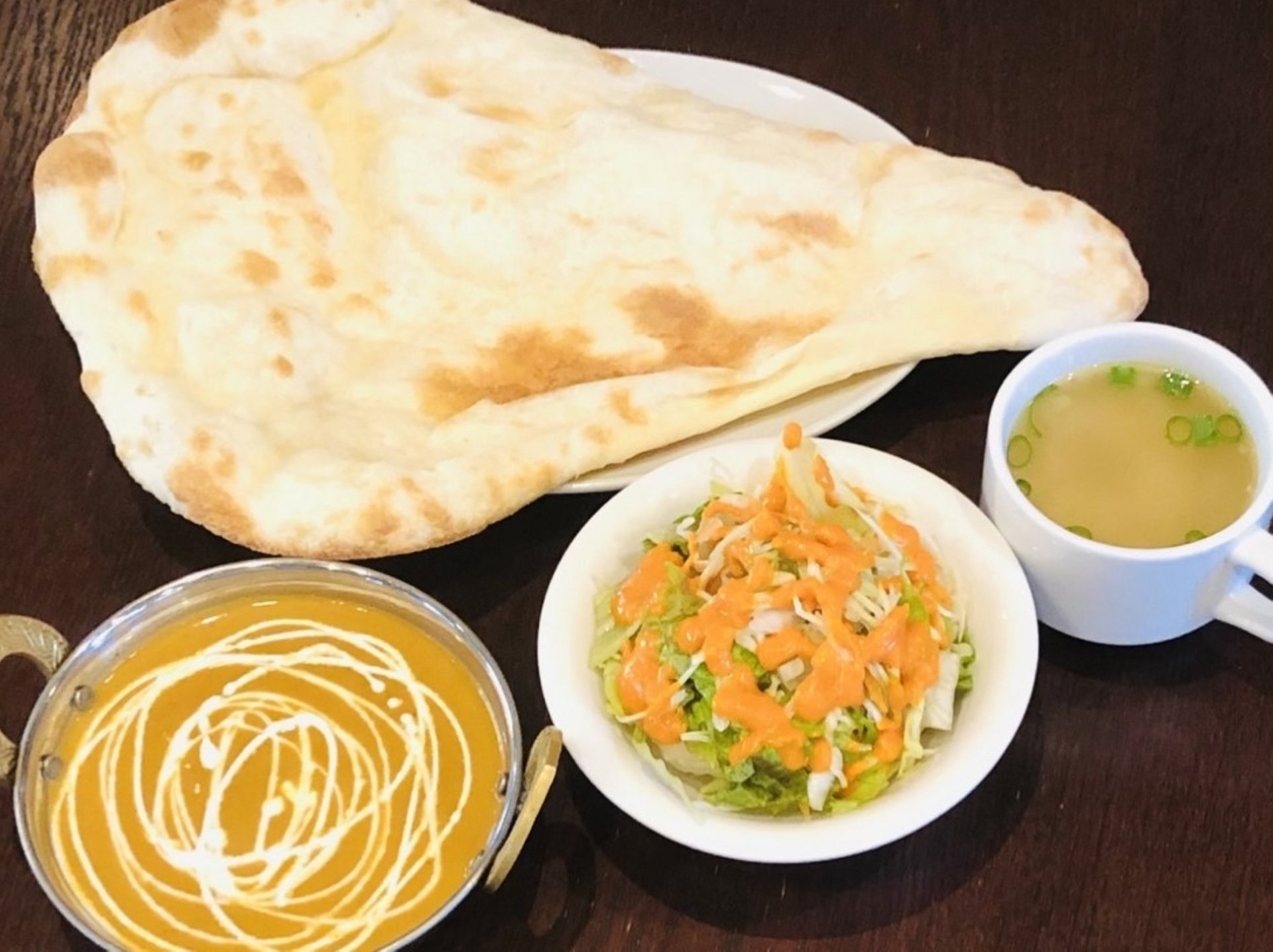 種類豊富なインドカレーはスパイスの香りと奥深い味わいがヤミツキになる美味しさ！