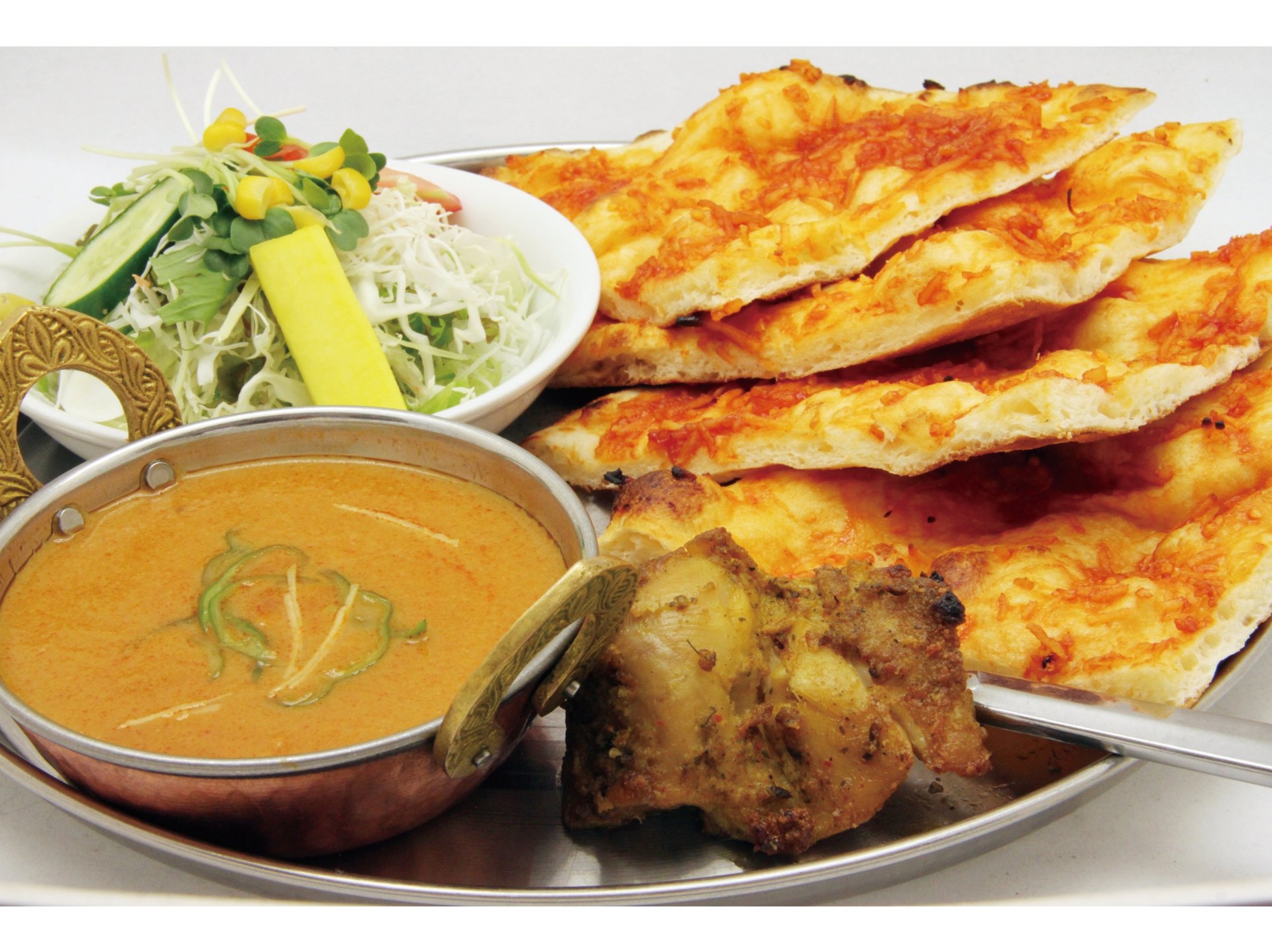 【カレー20種以上】 昼も夜も…プレーンナンが無料でおかわりOK!!