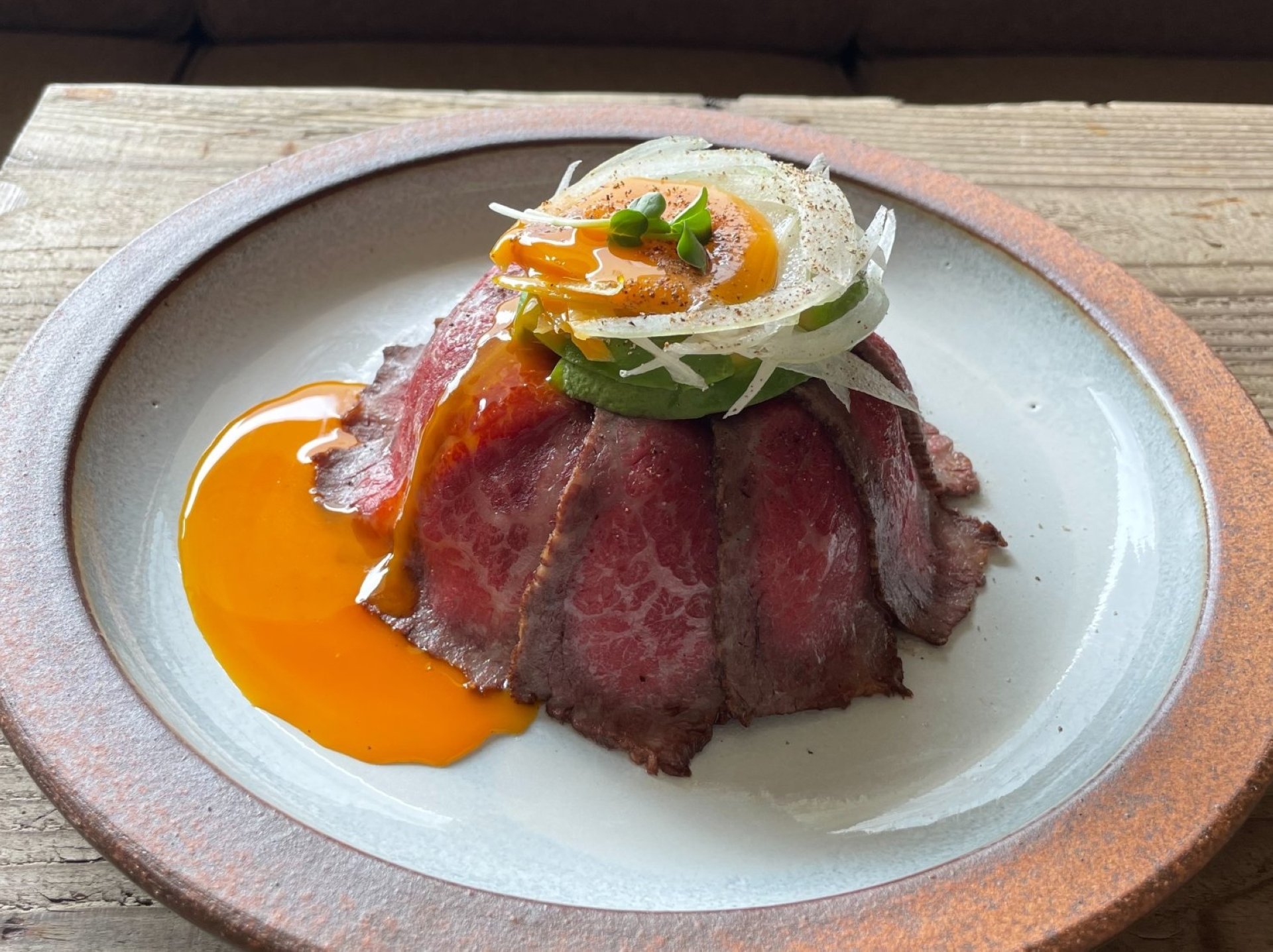 上質なローストビーフが、ふわふわのご飯との相性抜群