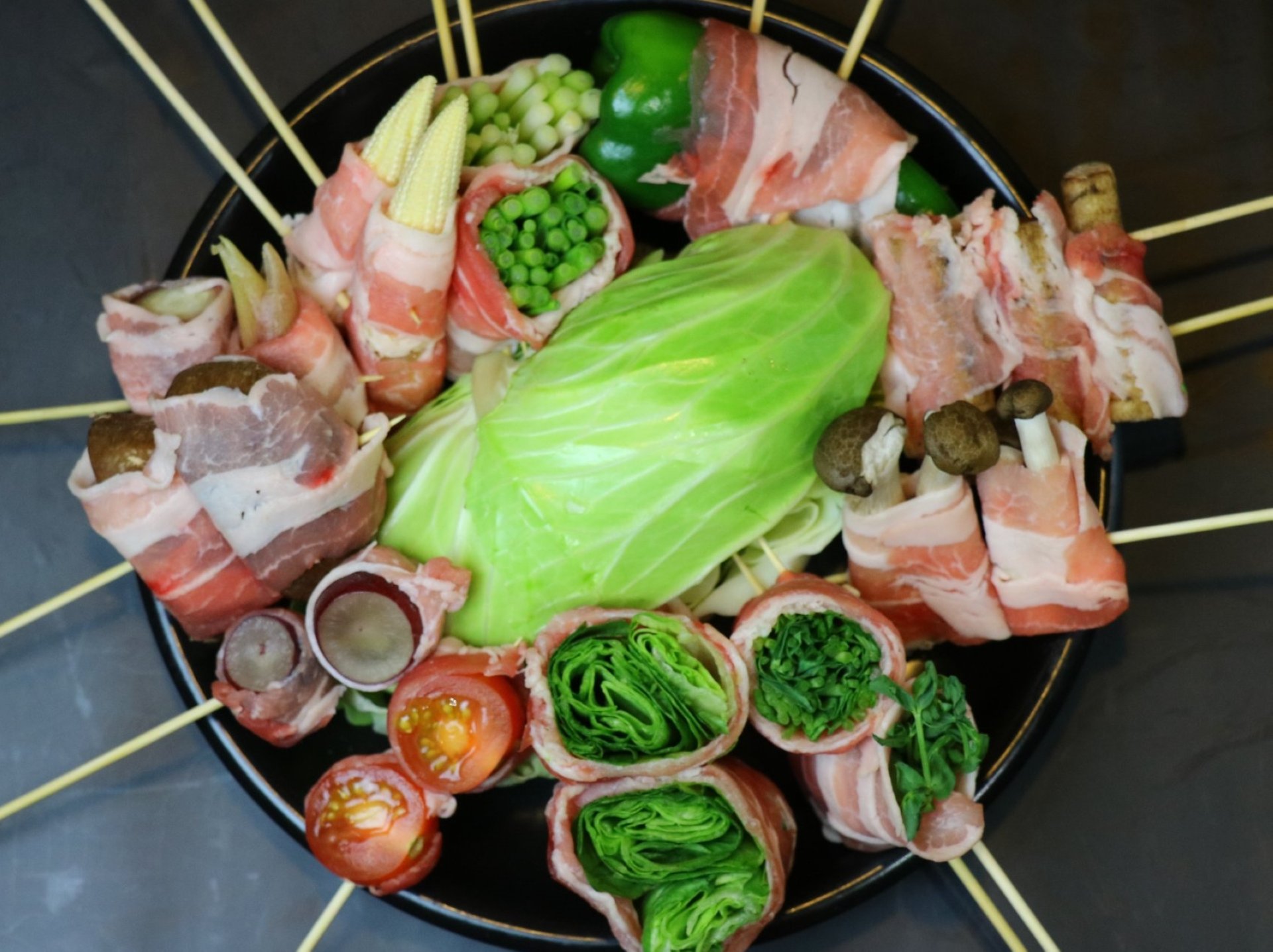 炭火でじっくり焼き上げた「串の盛り合わせ」
