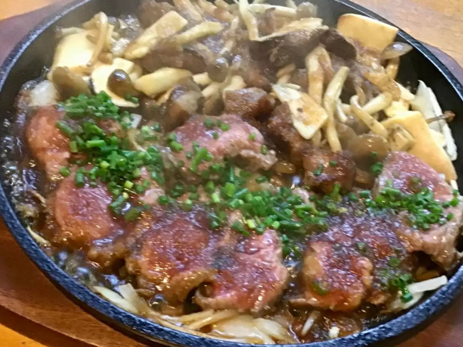 牛ハラミ肉の鉄板ステーキ1,680円