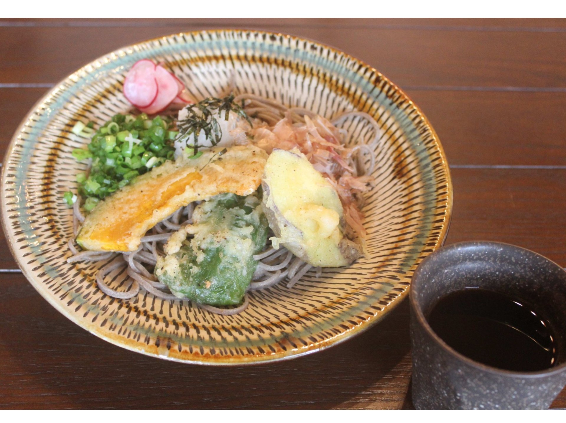 夏野菜の天盛り おろしぶっかけぶっかけそば1,300円(大盛+250円/少なめ50円引き)