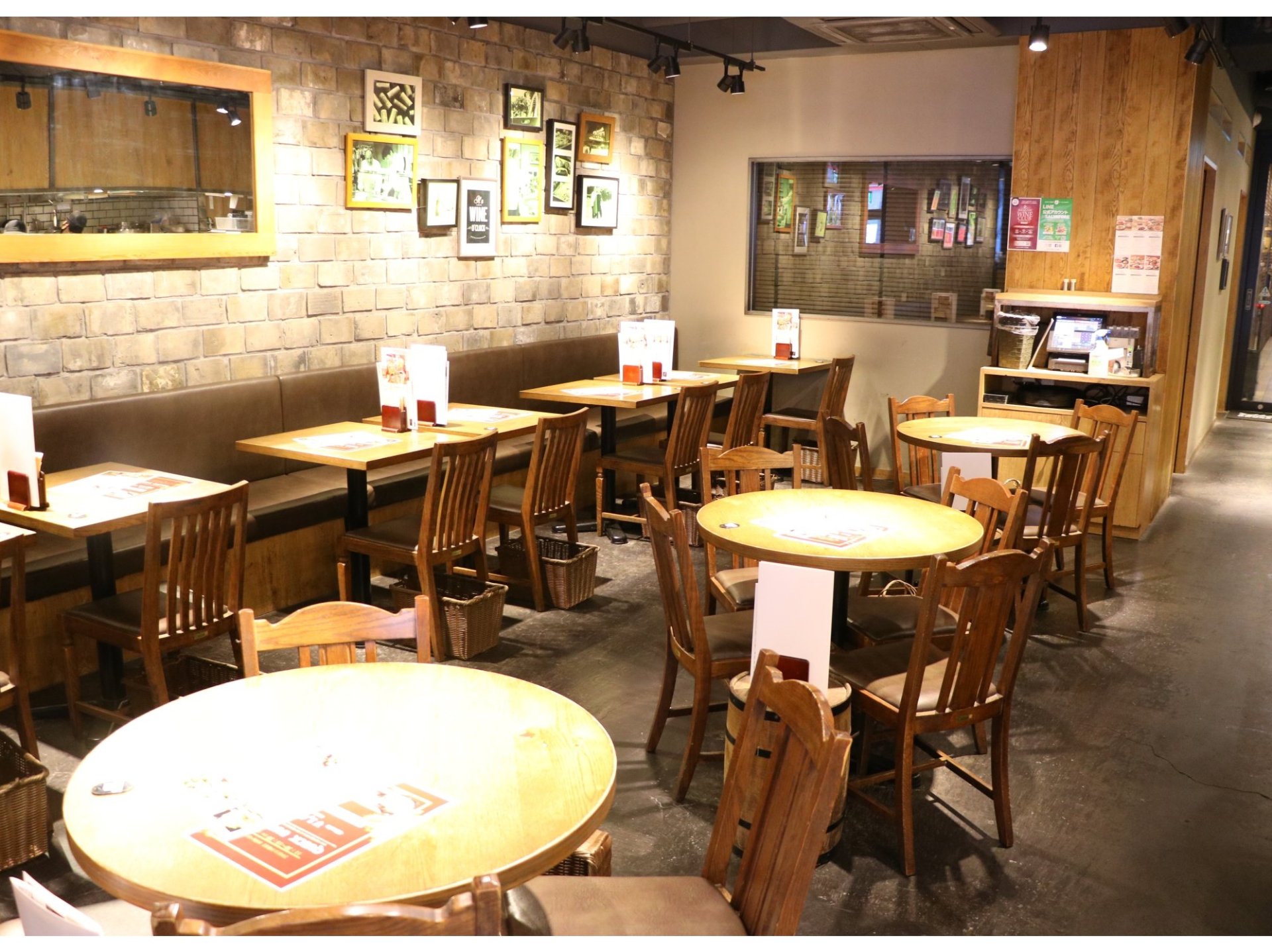 木の温かみある店内はテーブル席をご用意