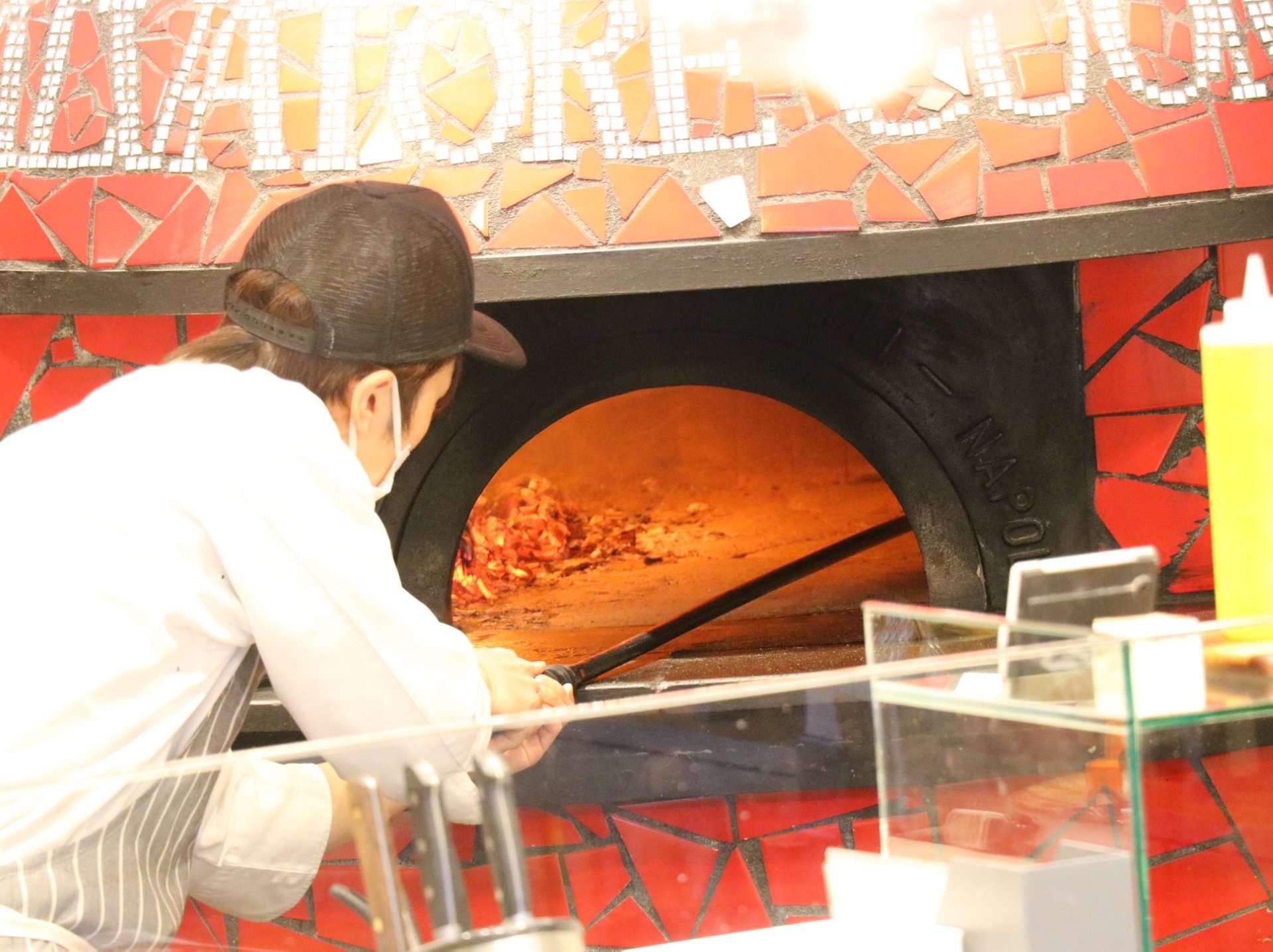 ピッツァは一枚一枚、店内で丁寧に焼き上げ