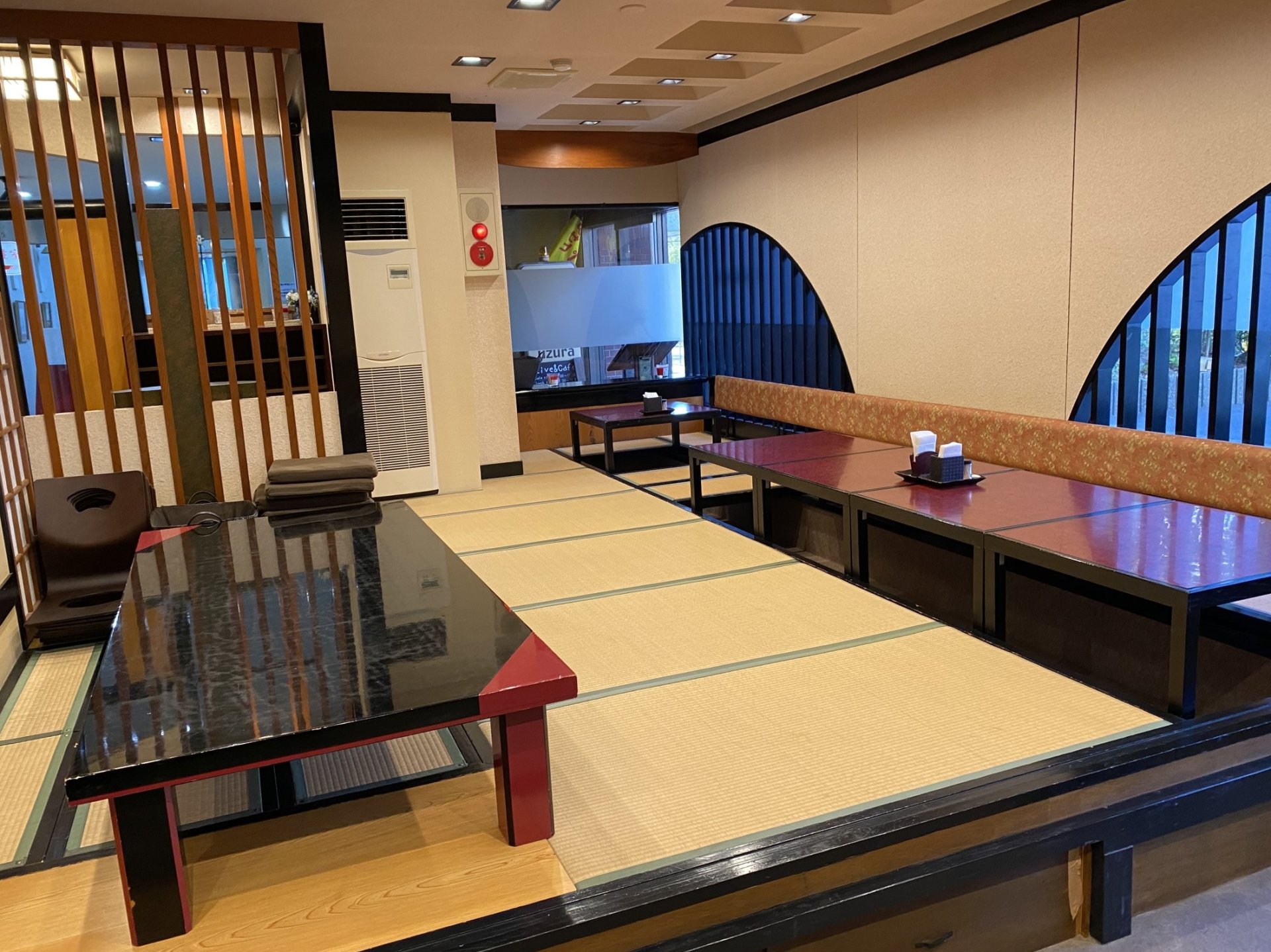 【店内テーブル席／和室あり】一括宴会も承ります。