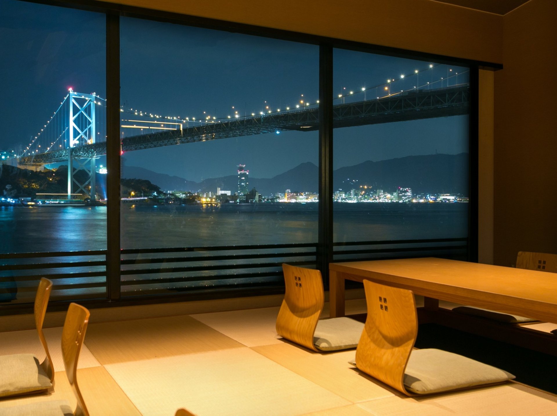 夜の関門海峡を背に。