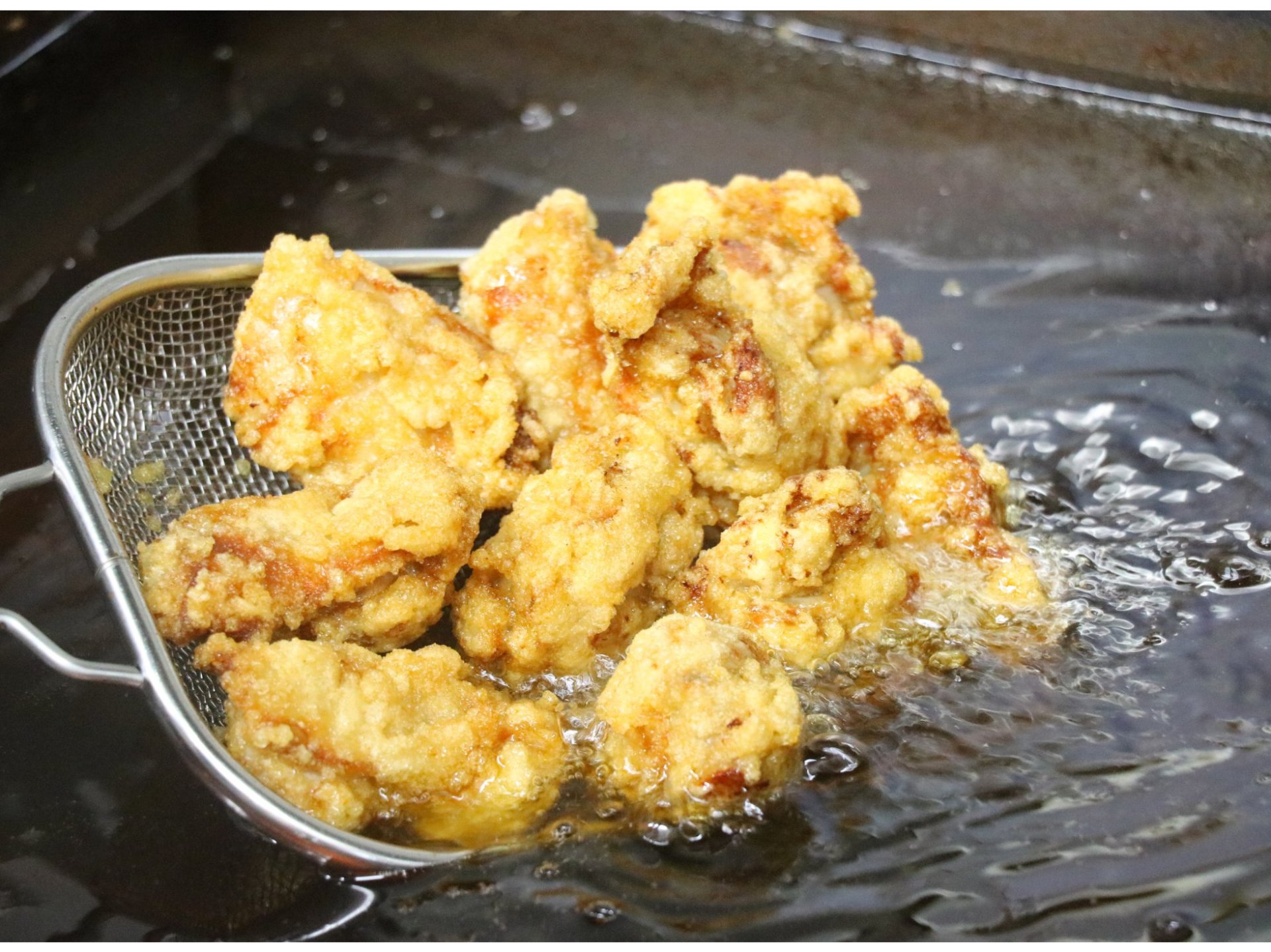 噛んだ瞬間、アツアツの肉汁が口の中で溢れ出す！