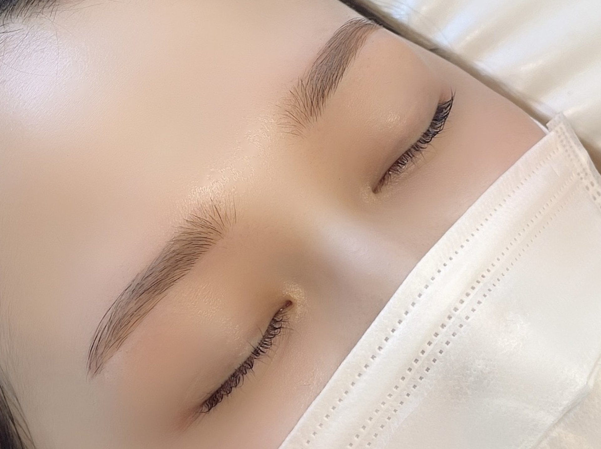 骨格や自眉の生え癖を見極めた丁寧な施術