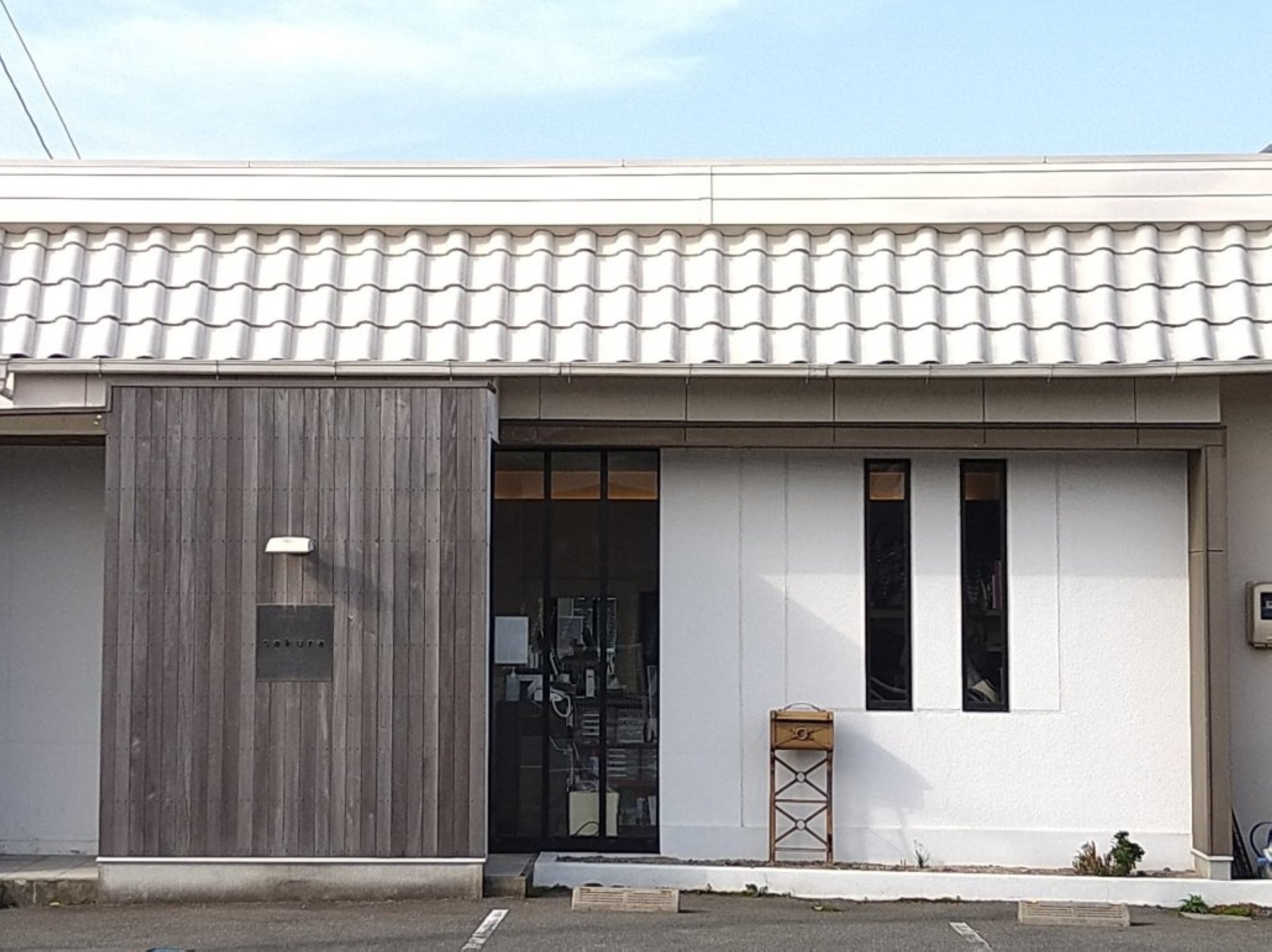 ※駐車場…店舗前に2台、店舗横2台、黄色い建物横の敷地に4台有(要確認)