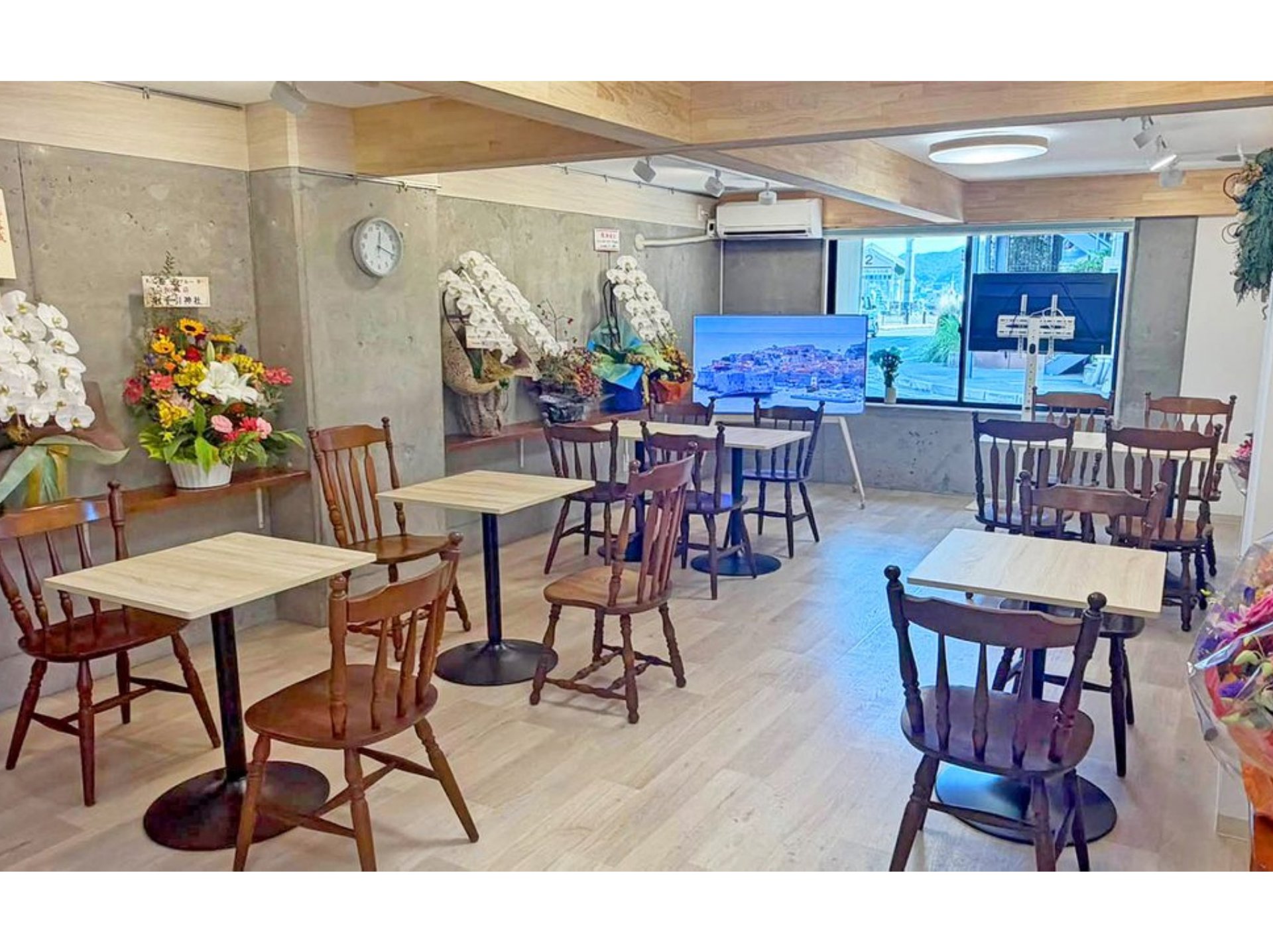 店内は広々空間で落ち着いた雰囲気◎