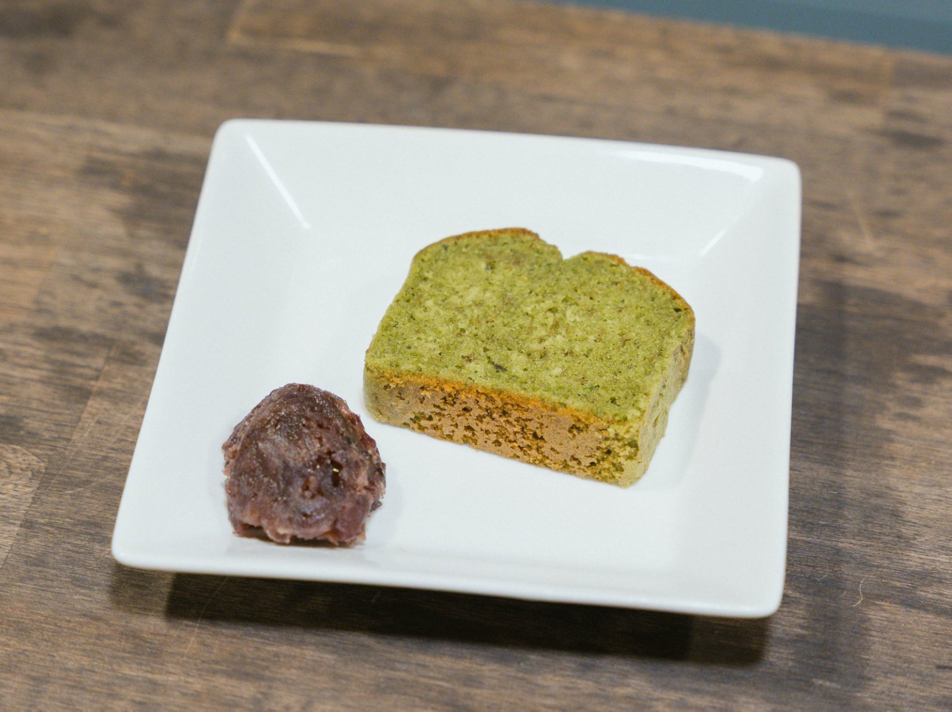 米粉の抹茶パウンドケーキ（粒あん添え）／450円
